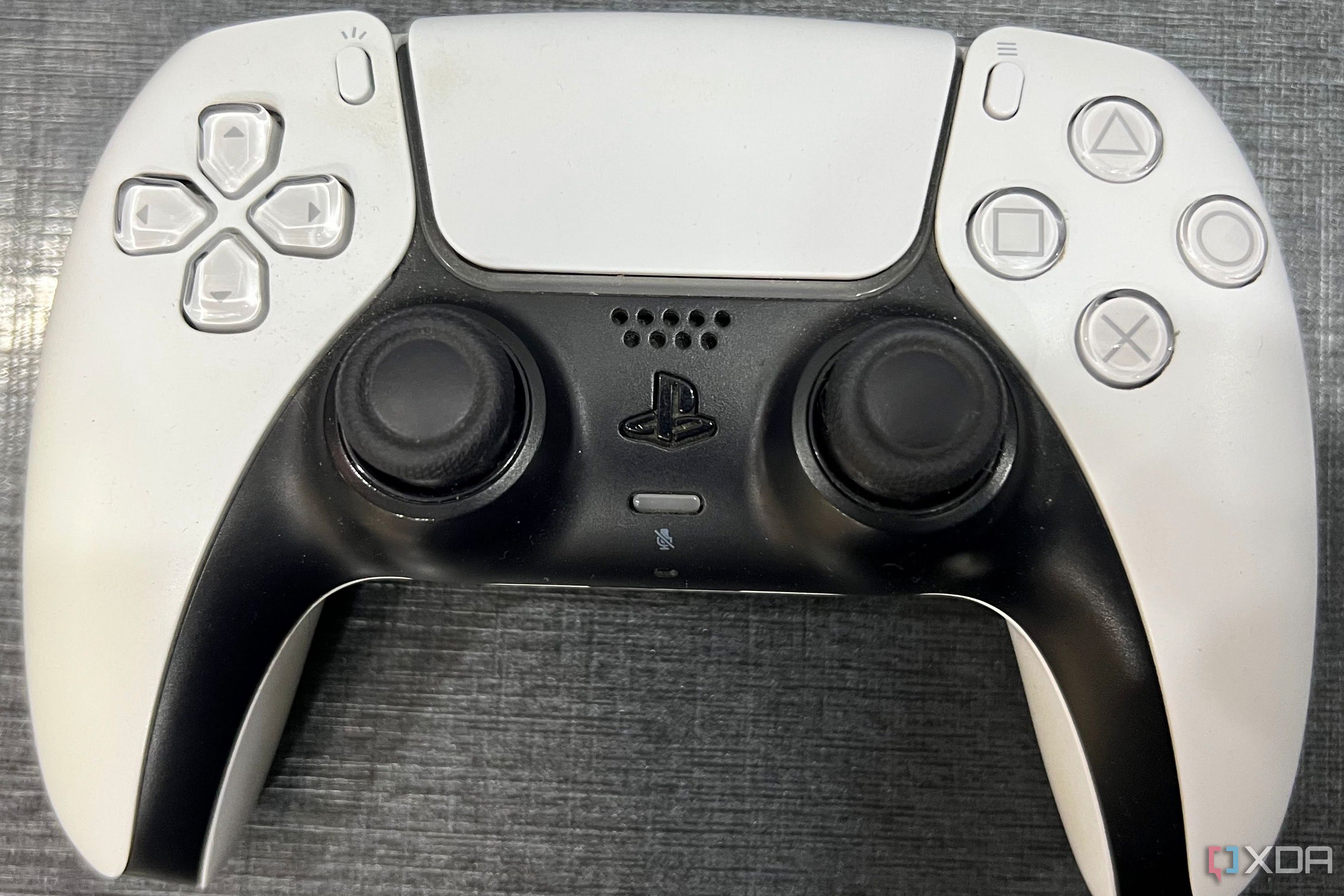 Una imagen de un controlador DualSense de PS5 sobre una mesa