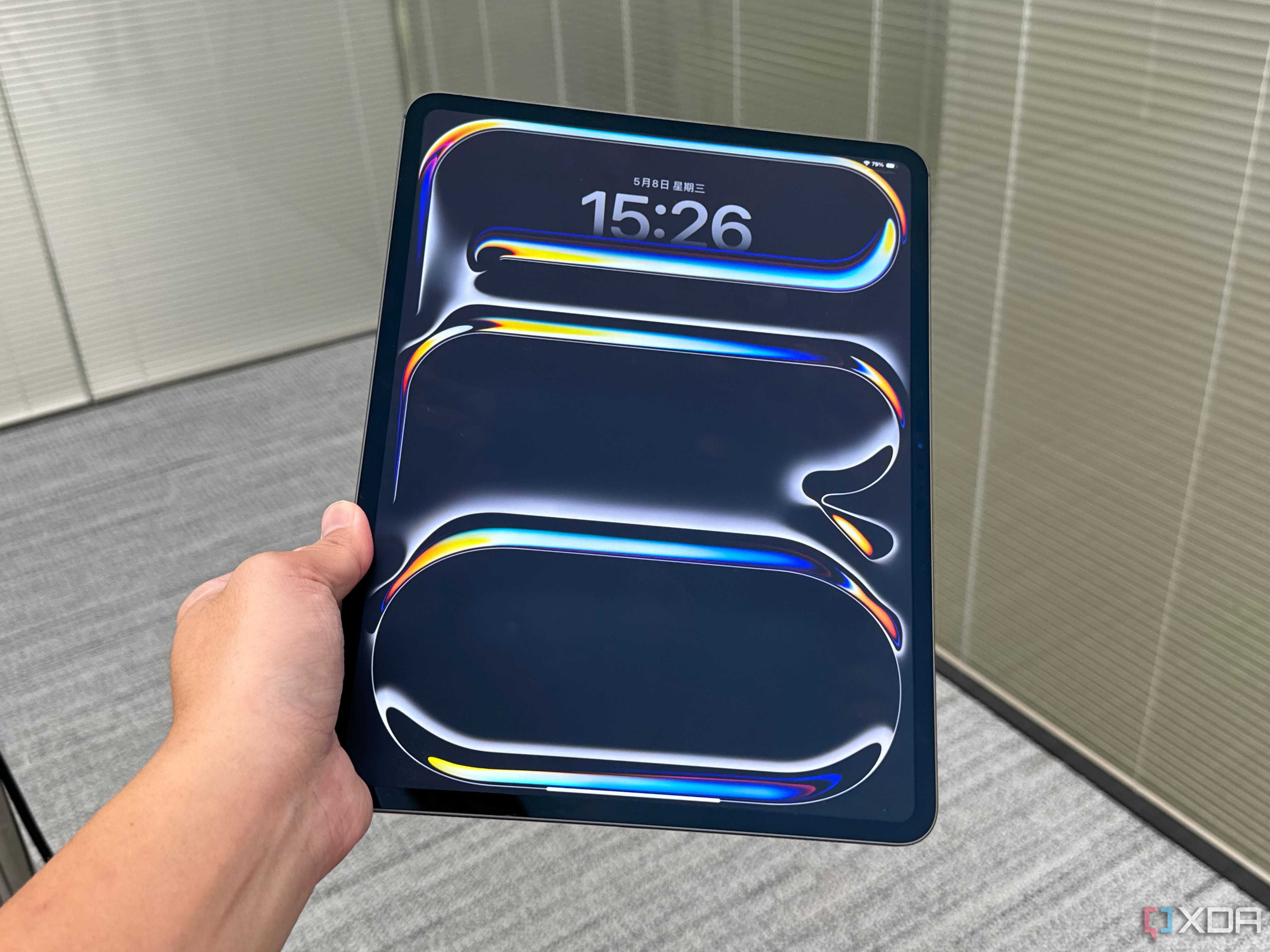 Un iPad Pro 2024 en la mano de una persona