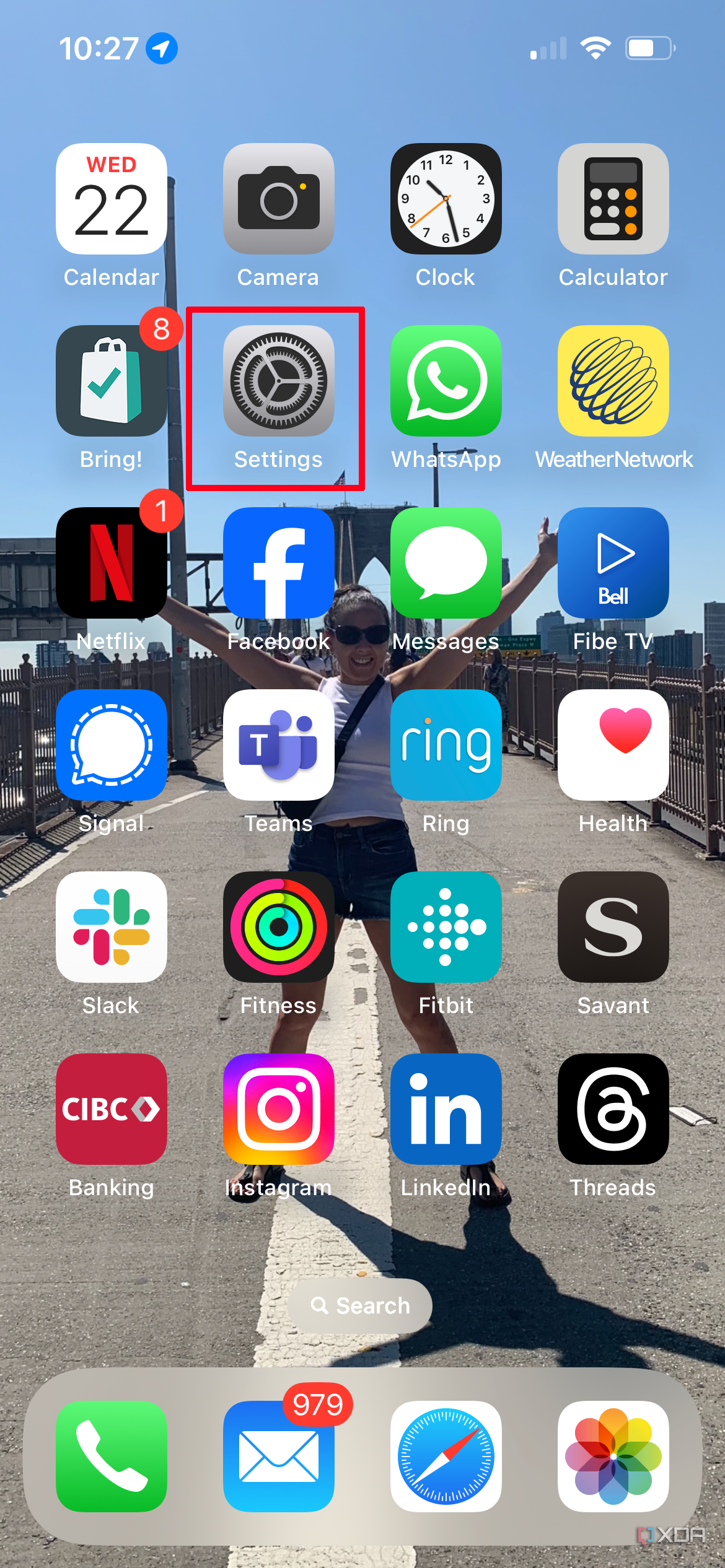 Schermata iniziale dell'iPhone con l'icona Impostazioni selezionata.