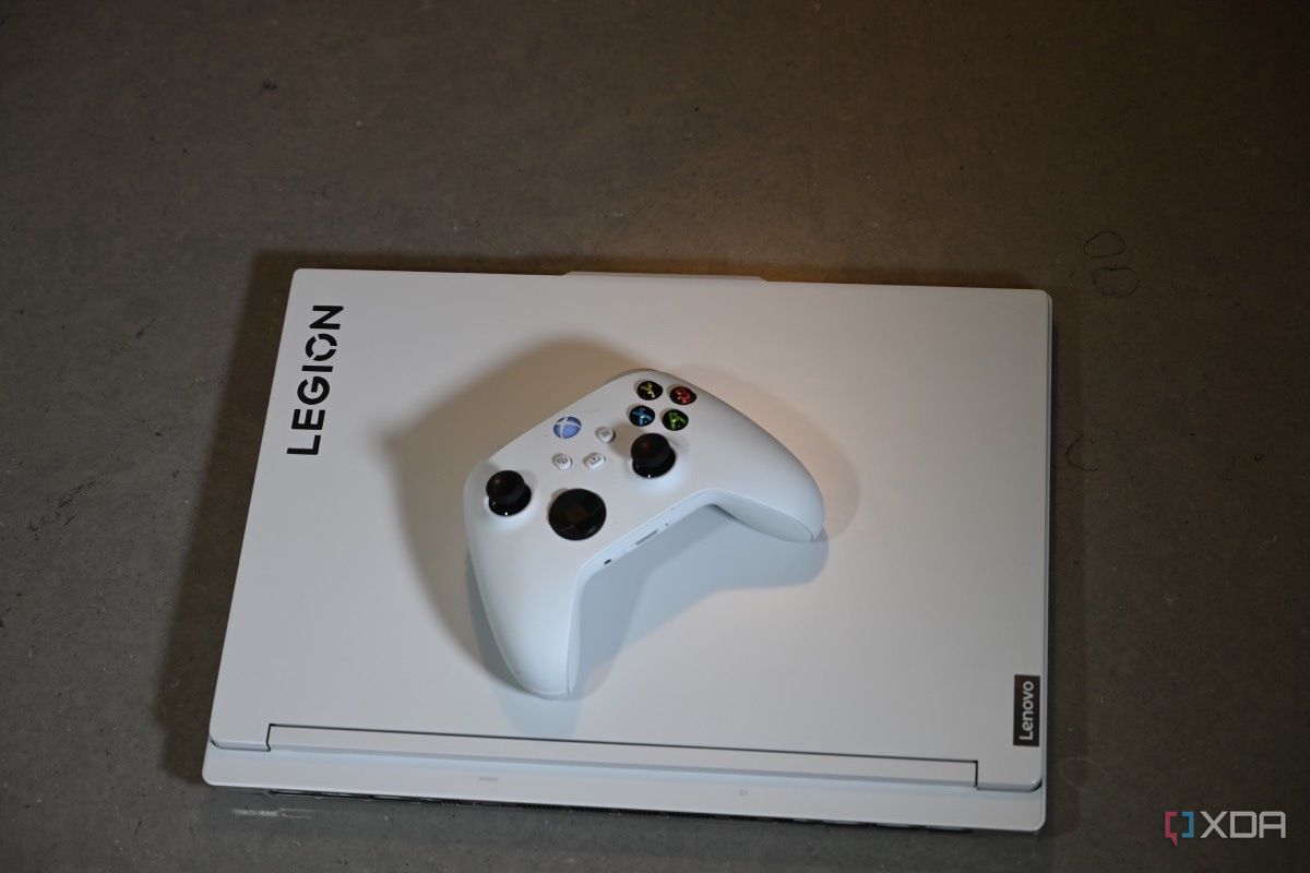 Top shot of Lenovo Legion 7i 16 9th Gen with white Xbox Series X controller