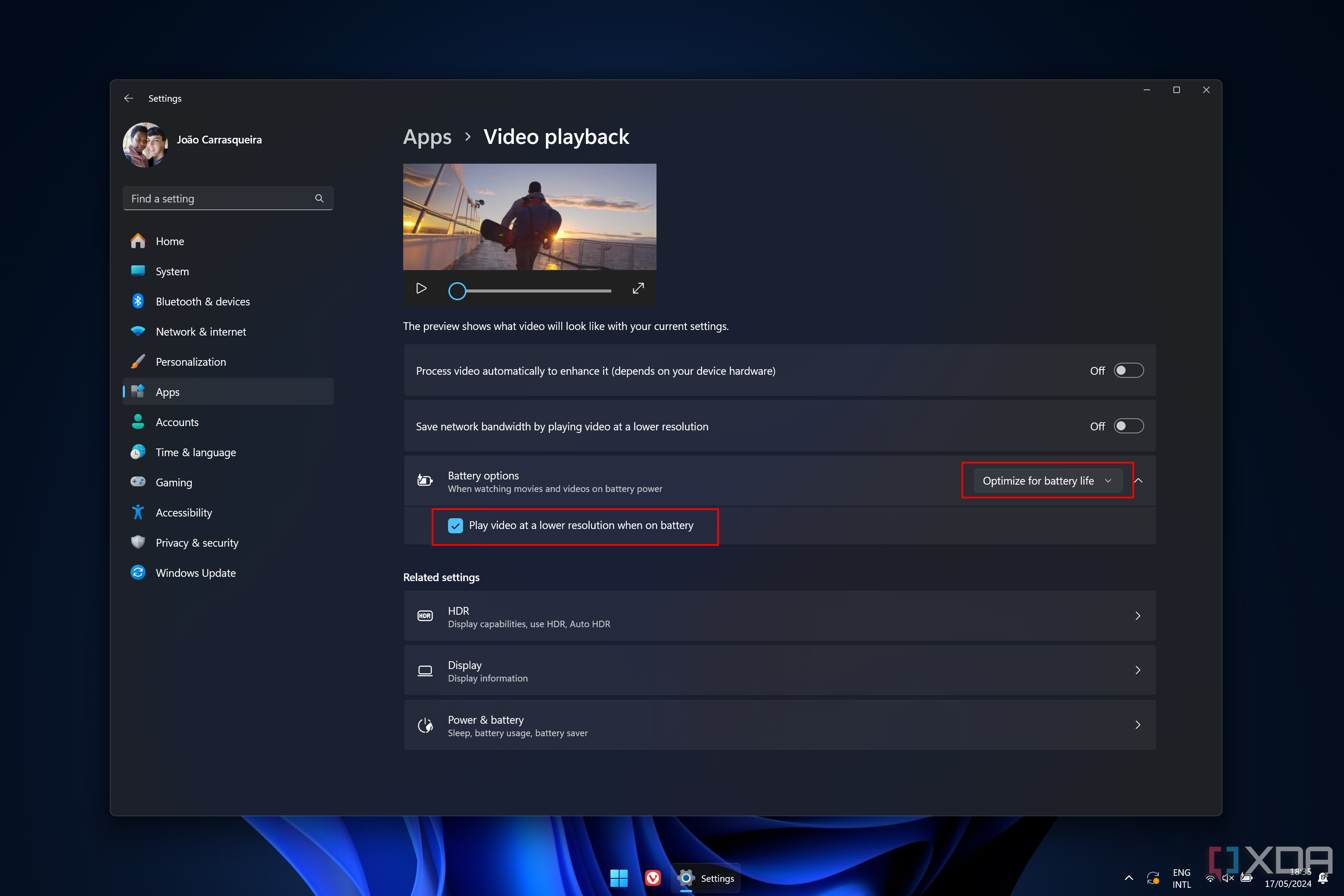 Captura de pantalla de la configuración de reproducción de video en Windows 11 con opciones de batería configuradas para optimizar la duración de la batería y reproducir videos con una resolución más baja con la energía de la batería