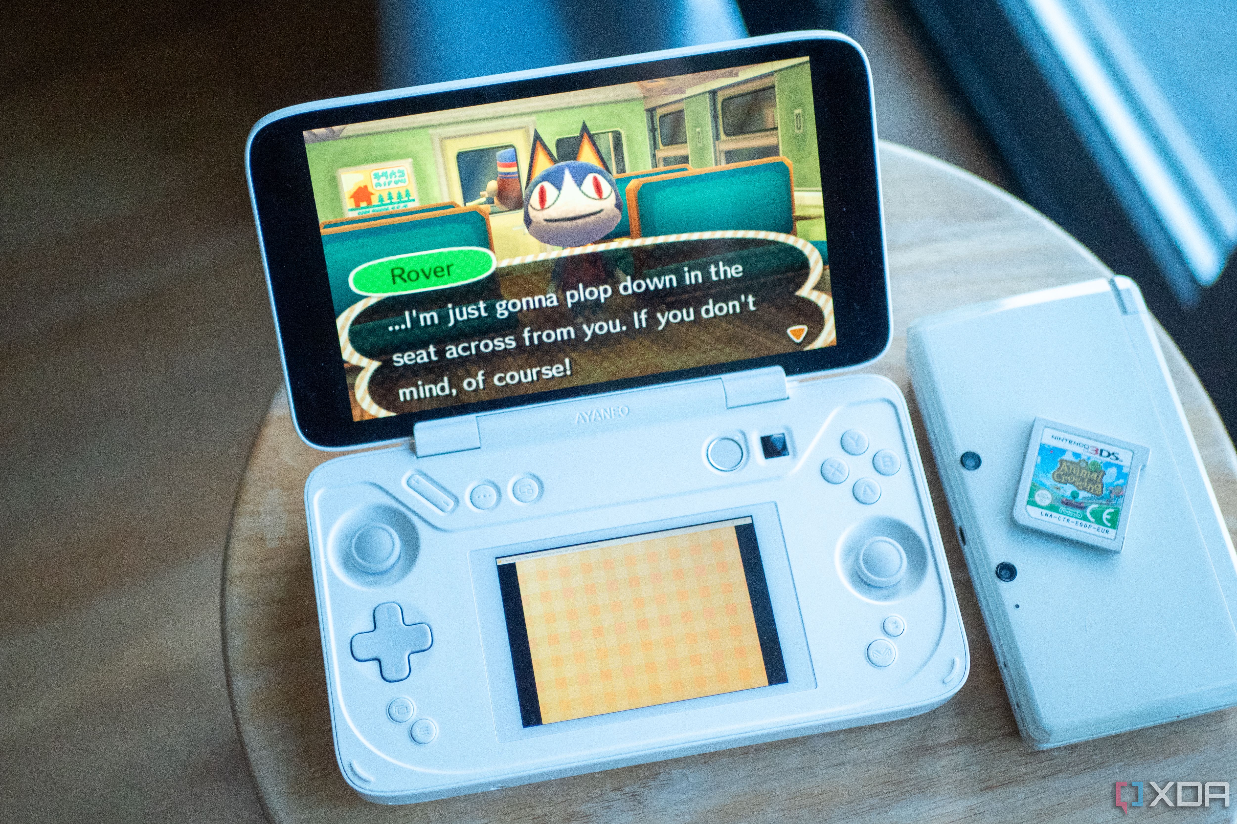 Ayaneo Flip DS ejecutando Animal Crossing New Leaf, al lado de una 3DS con una copia del juego