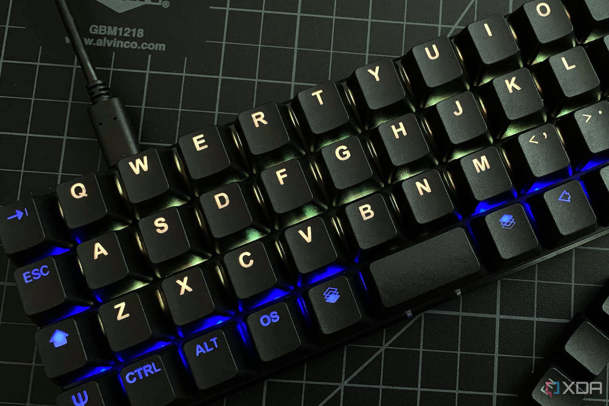 Planck ez ortho 40 por ciento teclado sobre tapete de corte