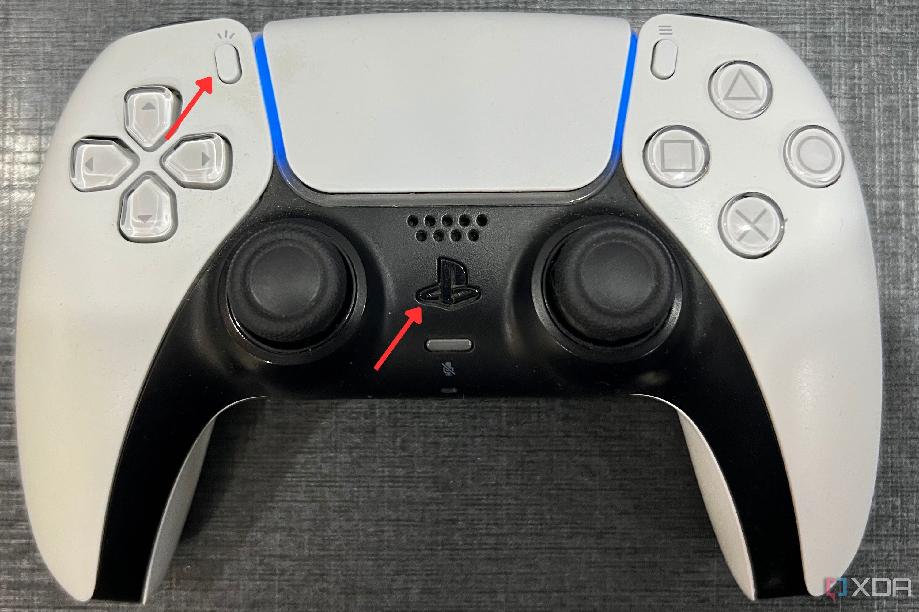 Una imagen del controlador DualSense de PS5 que resalta los botones PS y Share