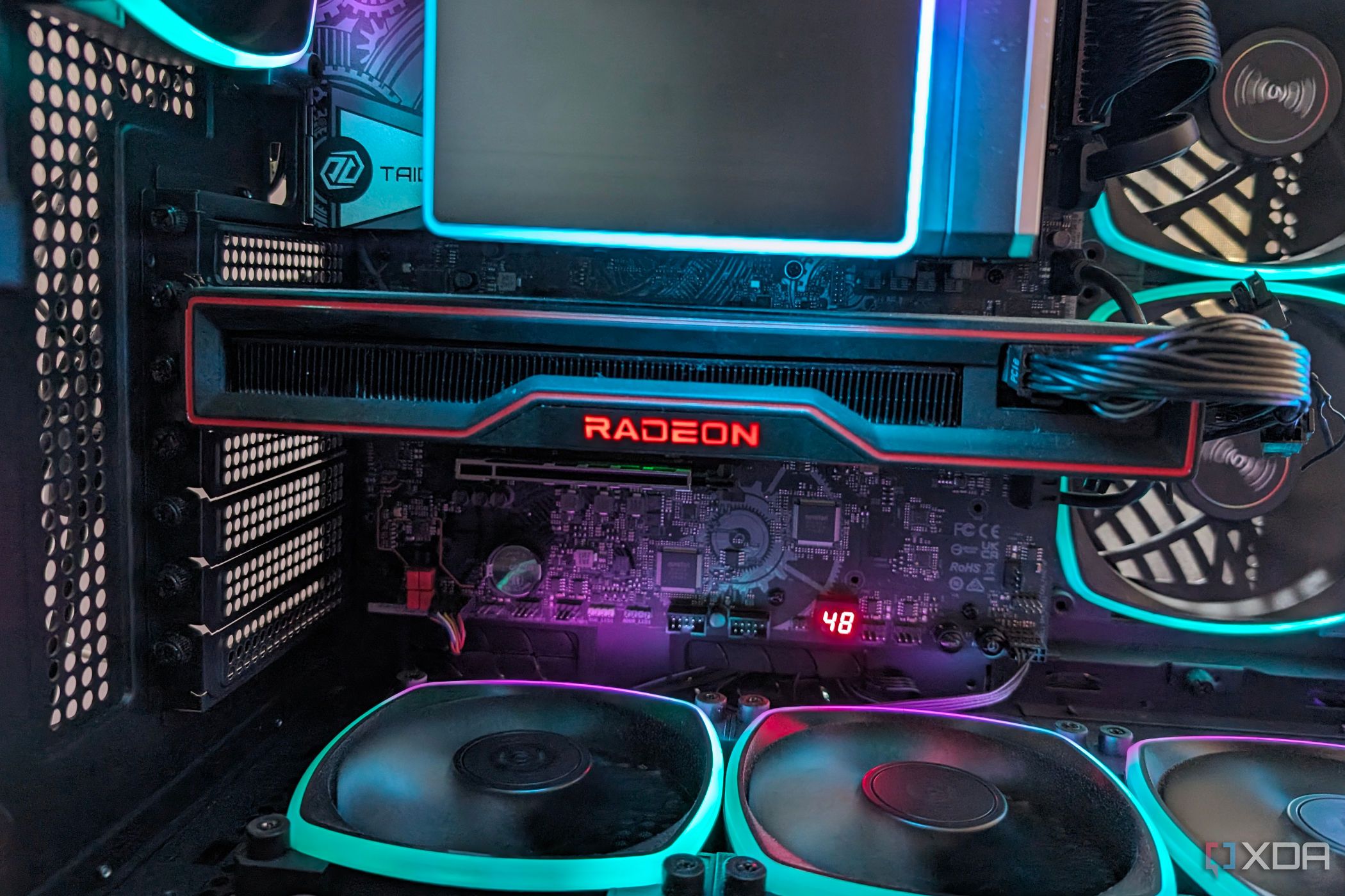 Una imagen de una GPU Radeon RX 6800 en un estuche con luces RGB