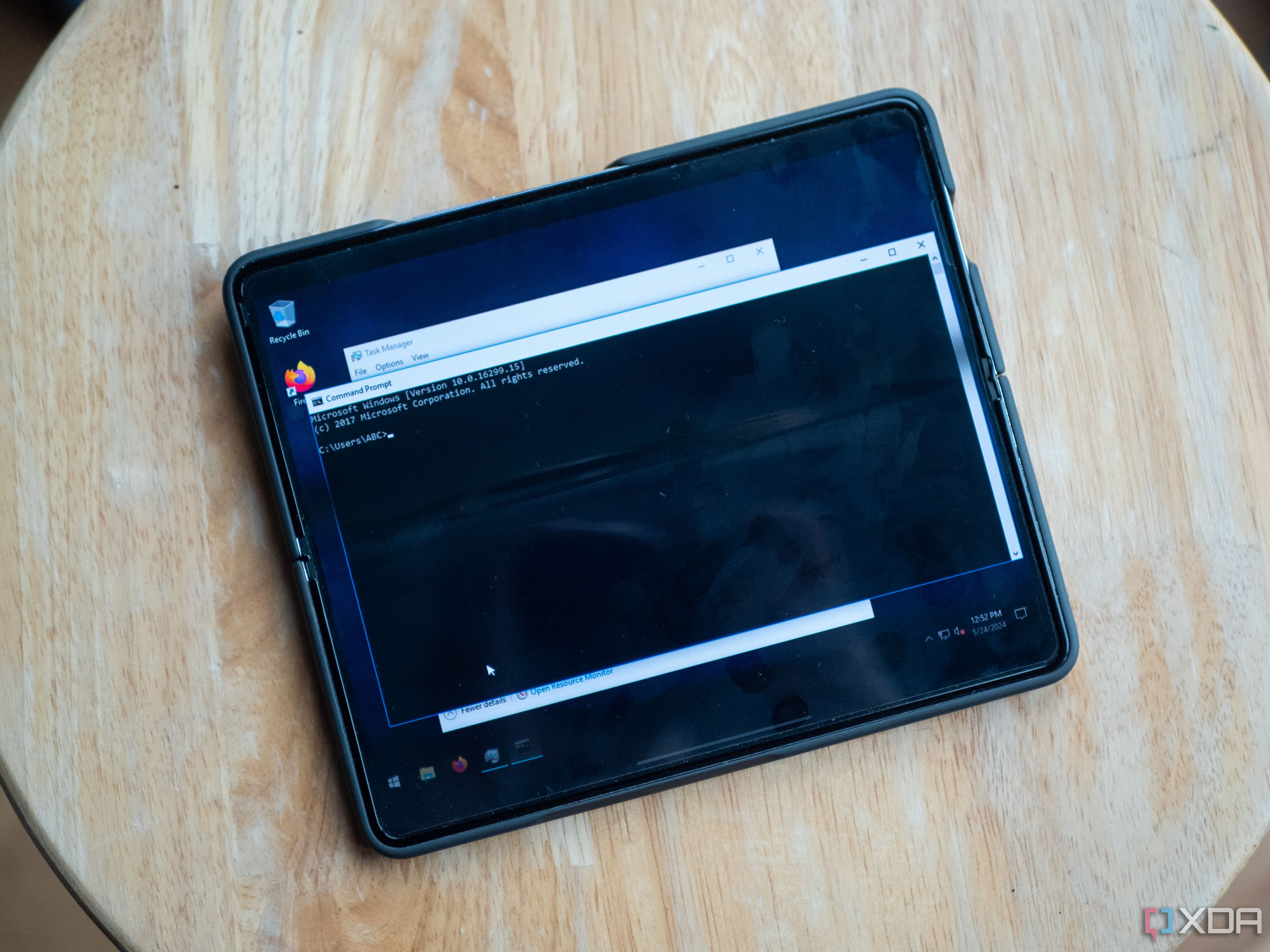 Símbolo del sistema de Windows ejecutándose en el Samsung Galaxy Z Fold 5