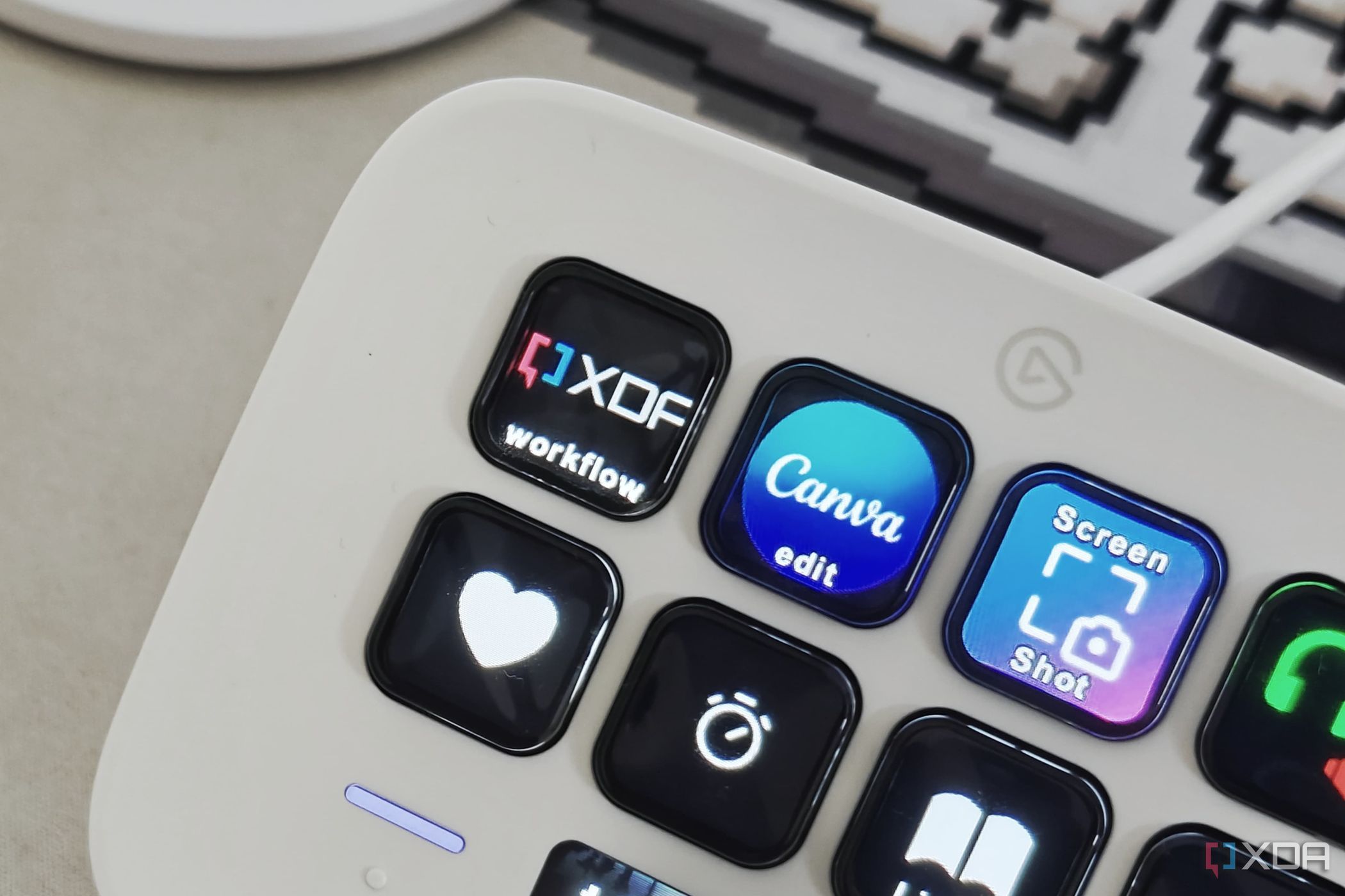 Una imagen que muestra una tecla del Stream Deck Neo con un logotipo de XDA en ella.