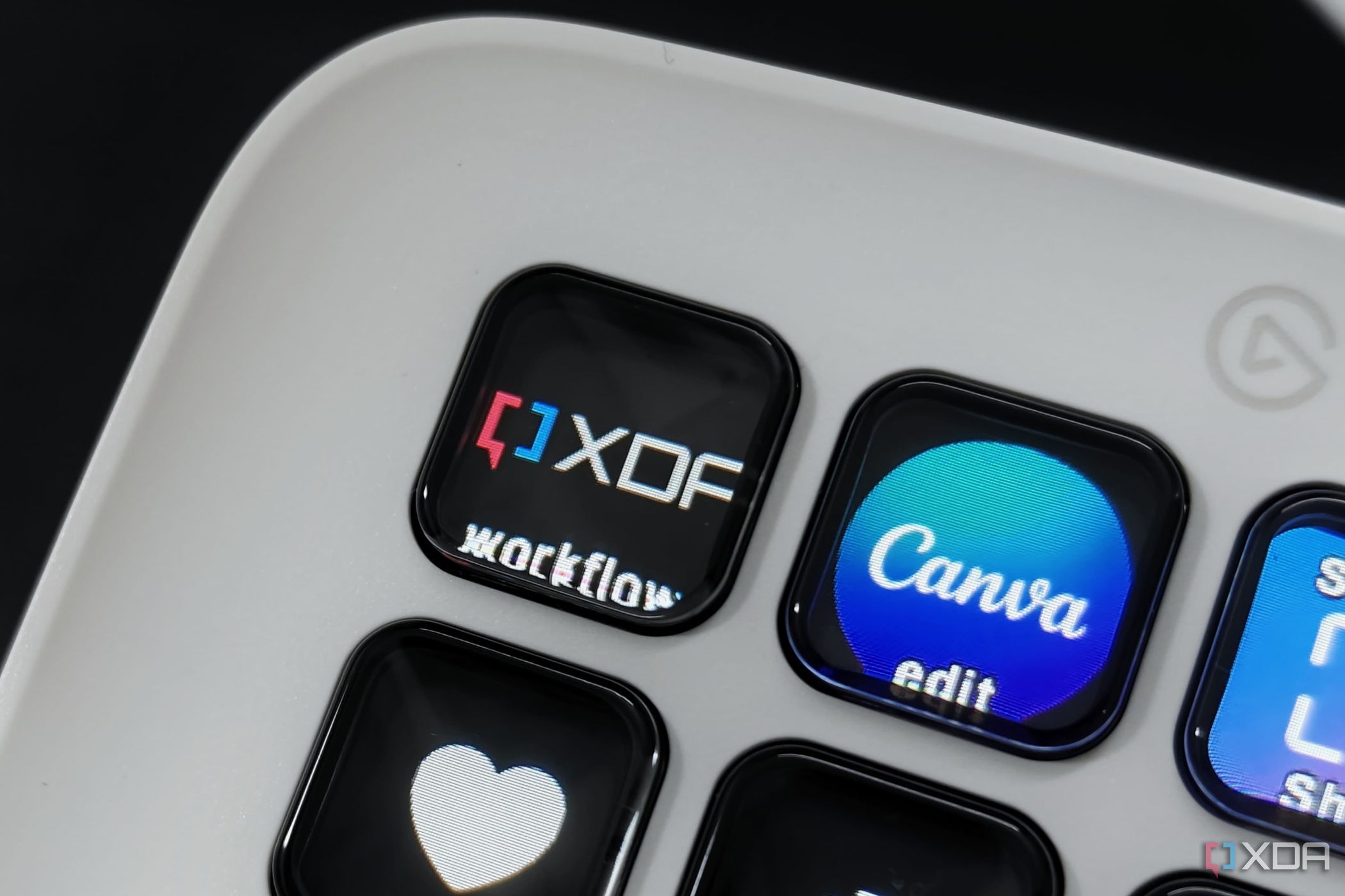 Una imagen que muestra el Stream Deck Neo mostrando un botón con el logotipo de XDA.