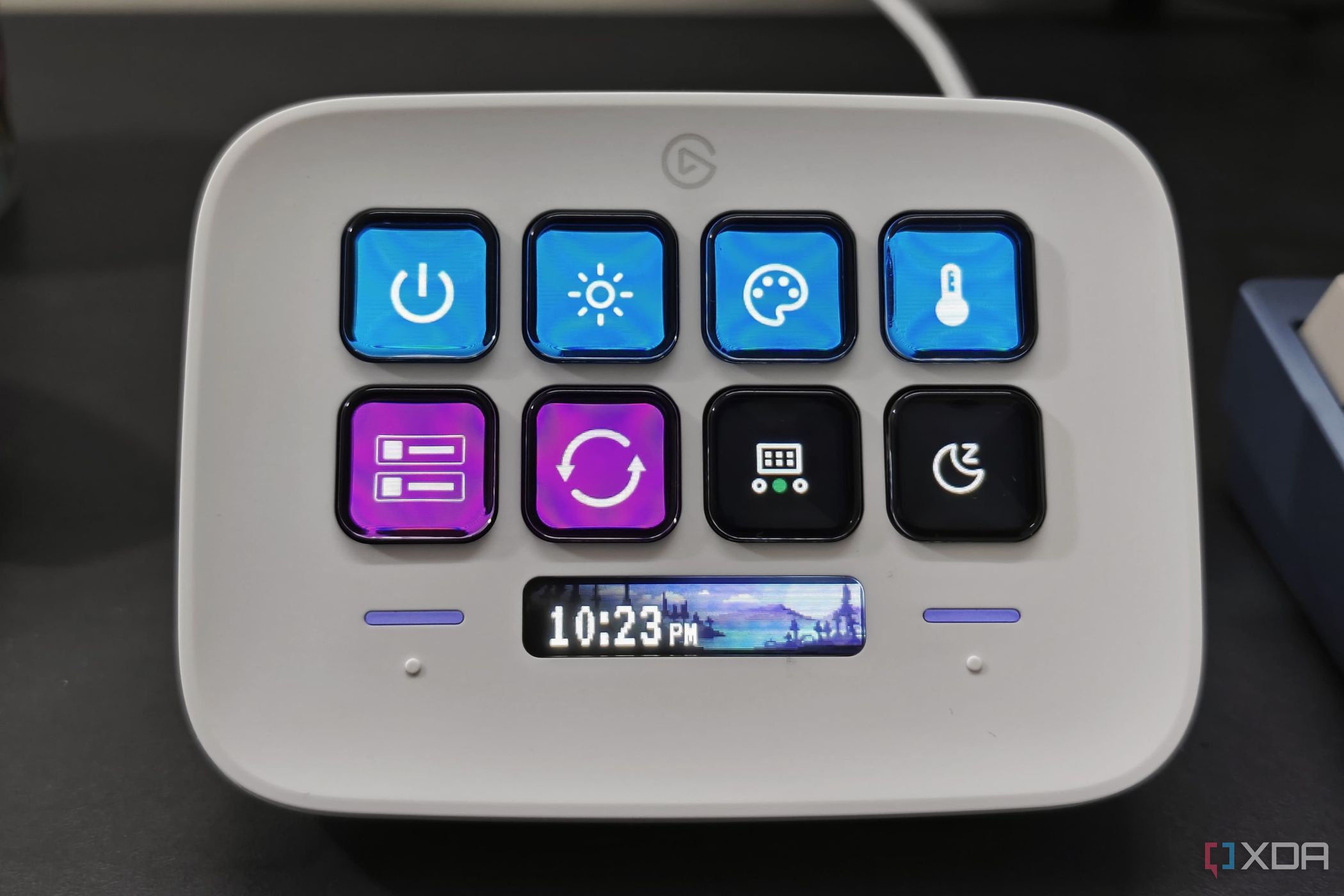 Una imagen que muestra el perfil frontal del Stream Deck Neo mostrando los controles de iluminación.