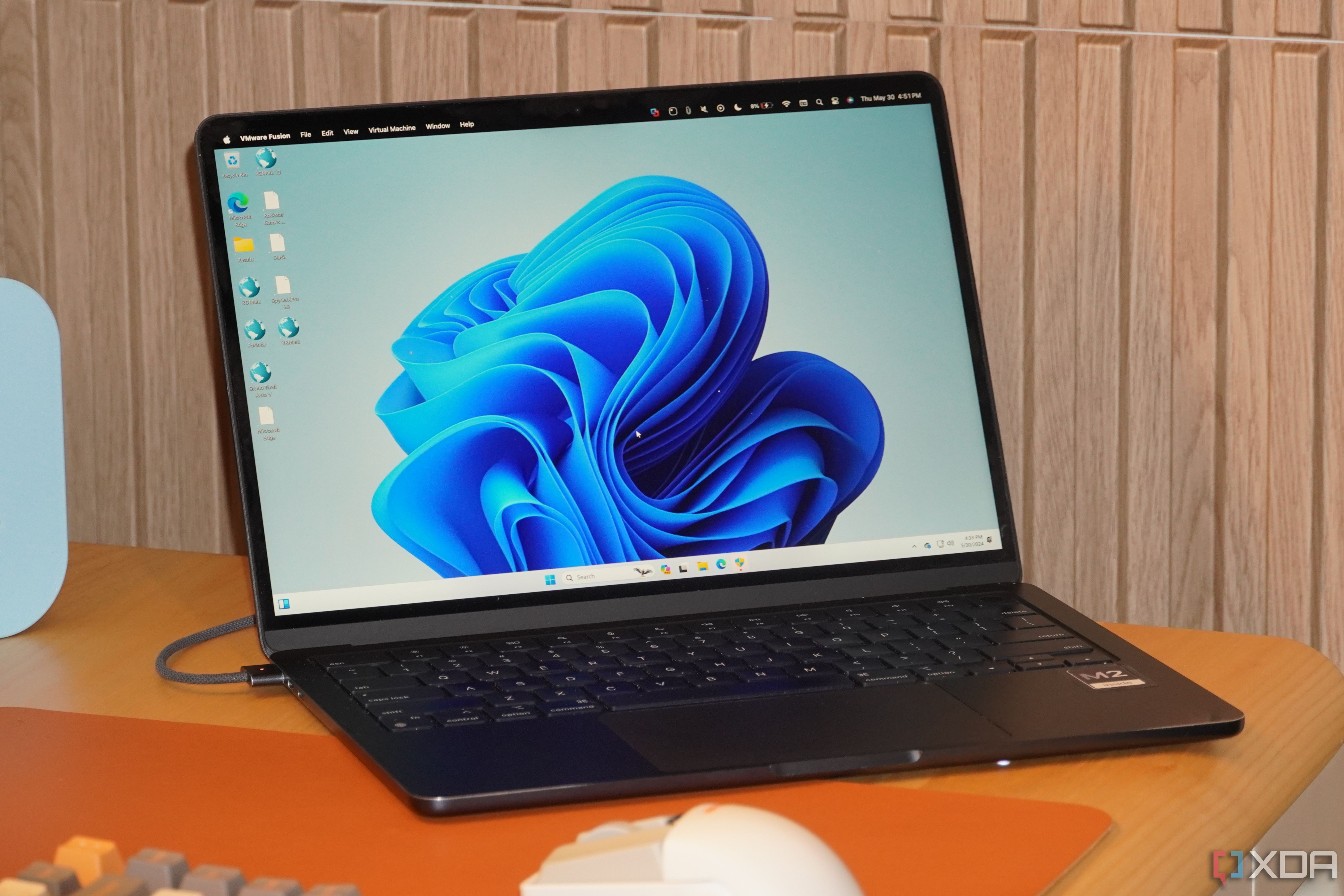 El escritorio de Windows 11 en una MacBook Air.