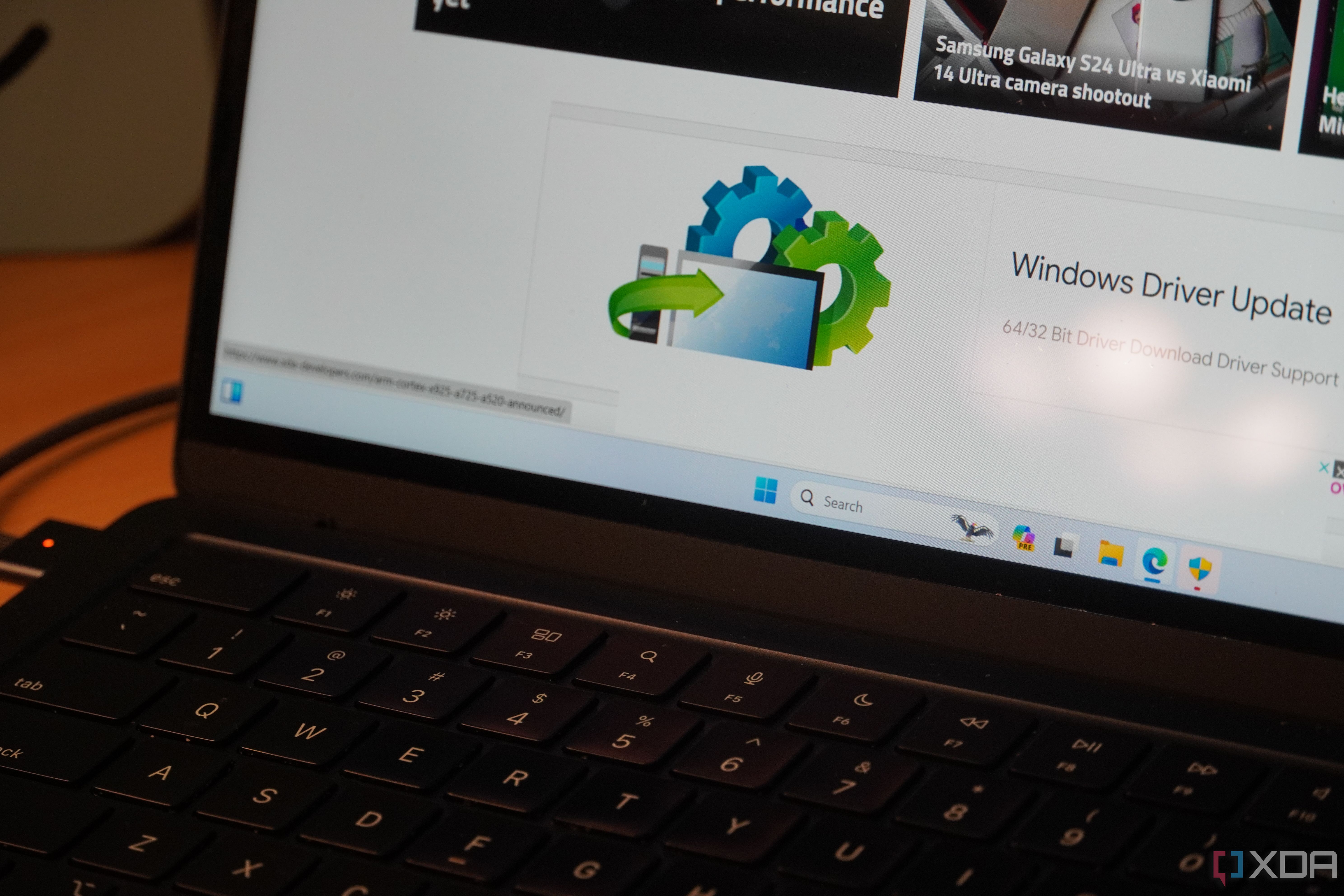 El dock de Windows 11 en una MacBook Air.