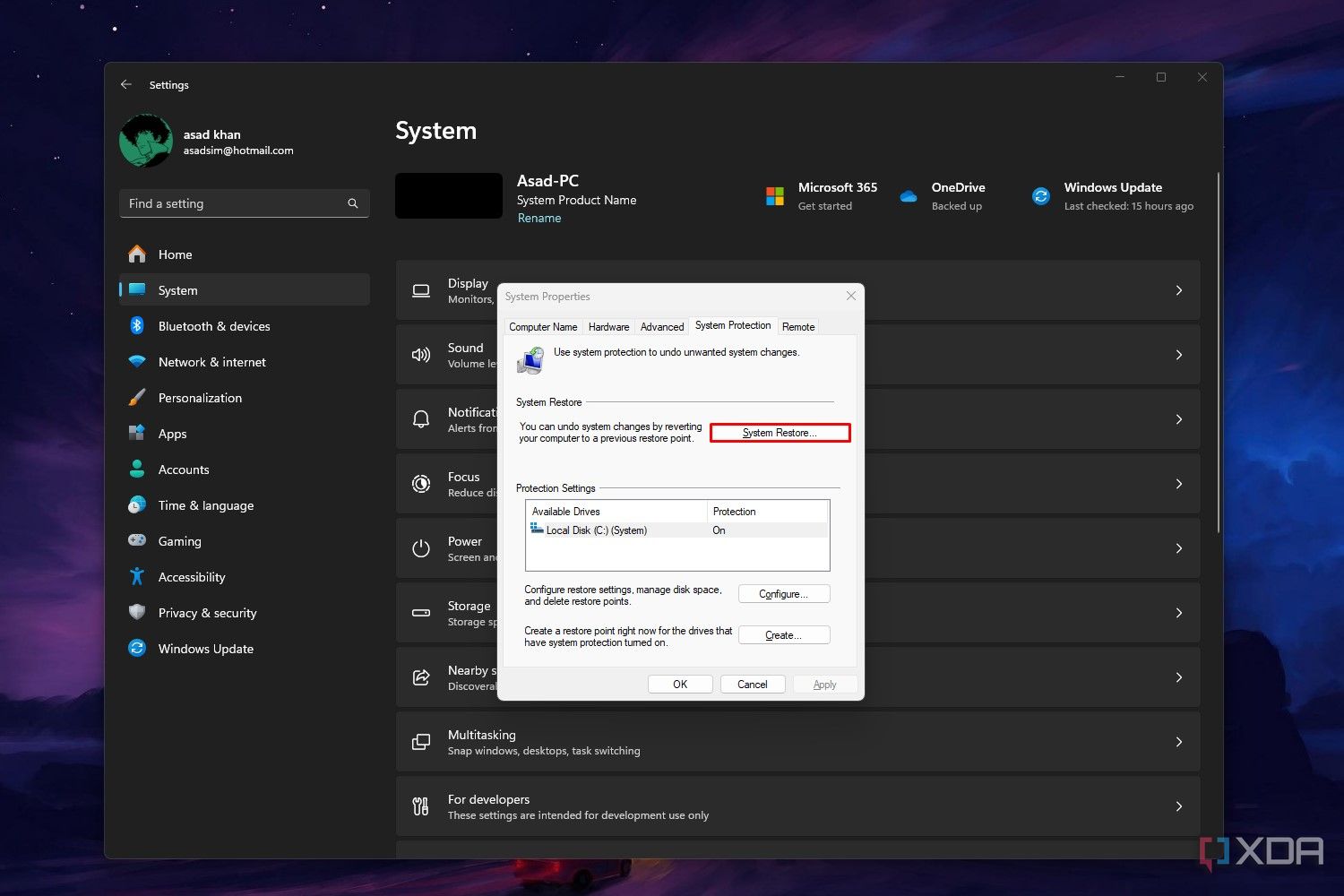 Captura de pantalla de Windows 11 que resalta el botón Restaurar sistema en la ventana Propiedades del sistema