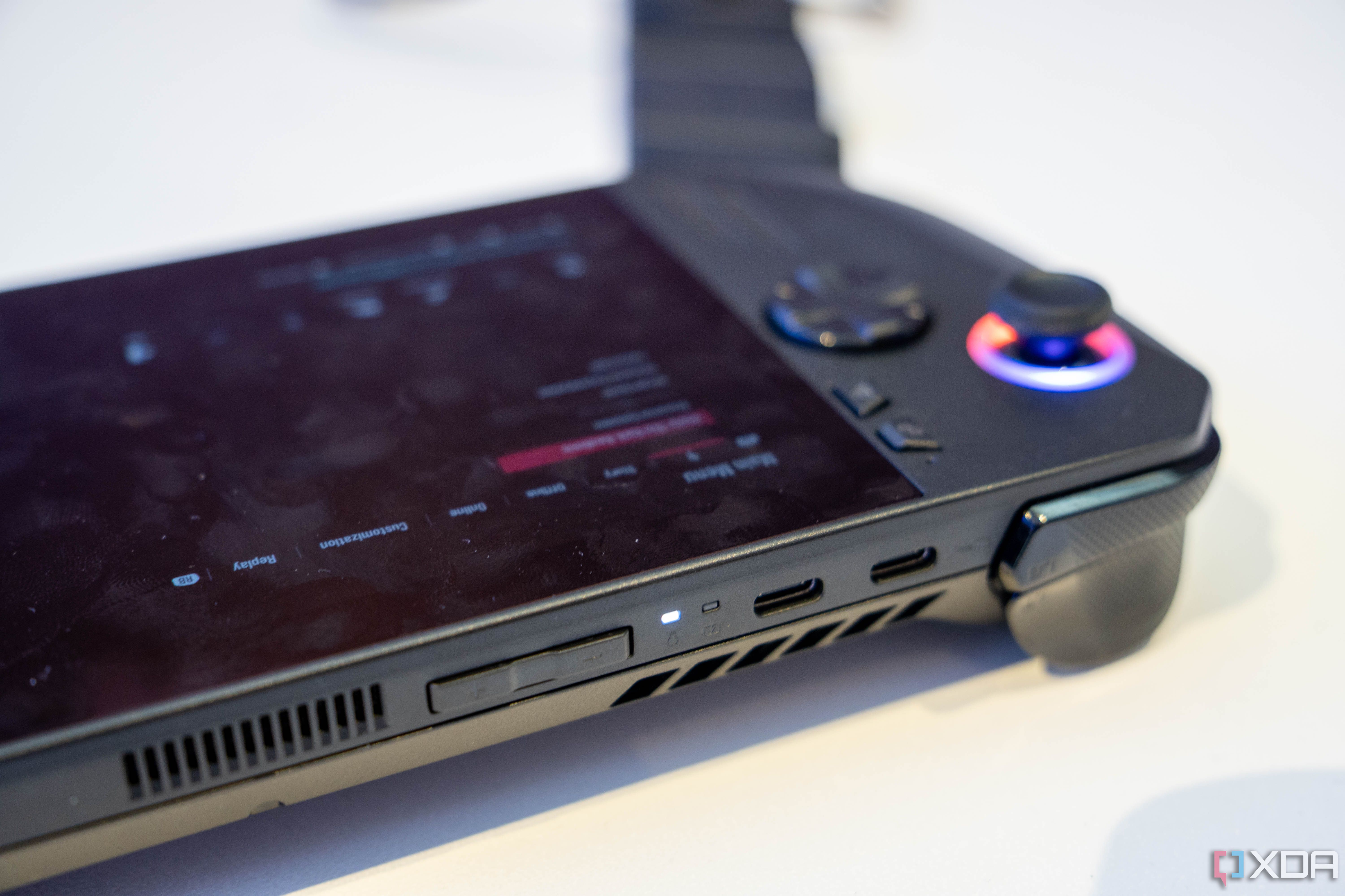 Primer plano de los puertos USB-C en el Asus ROG Ally X