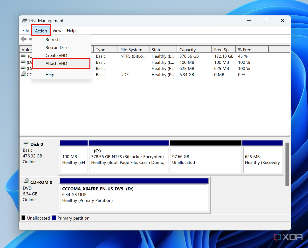 Captura de pantalla de Administración de discos con la opción para adjuntar un VHD resaltada