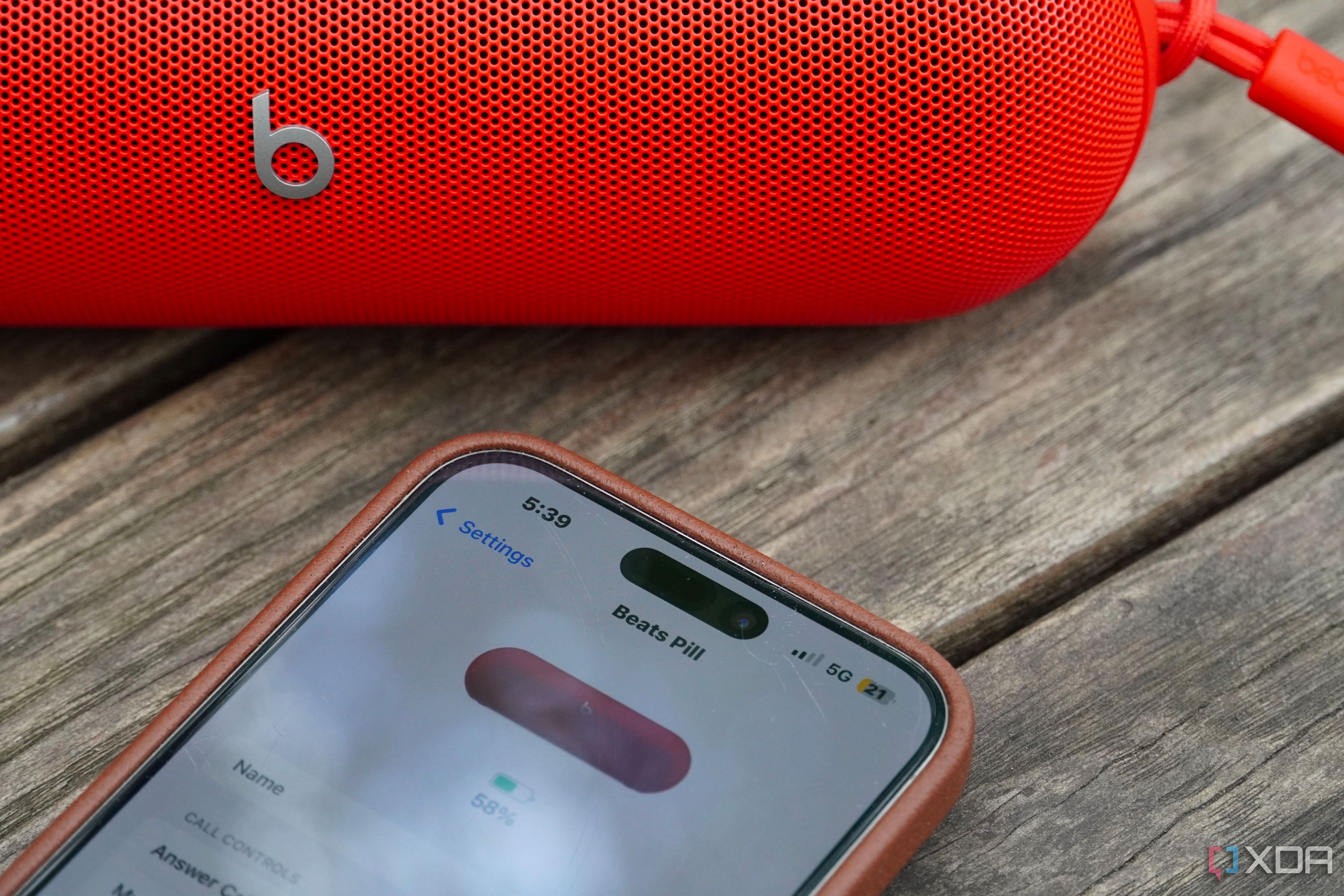 Beats Pill con un teléfono inteligente.