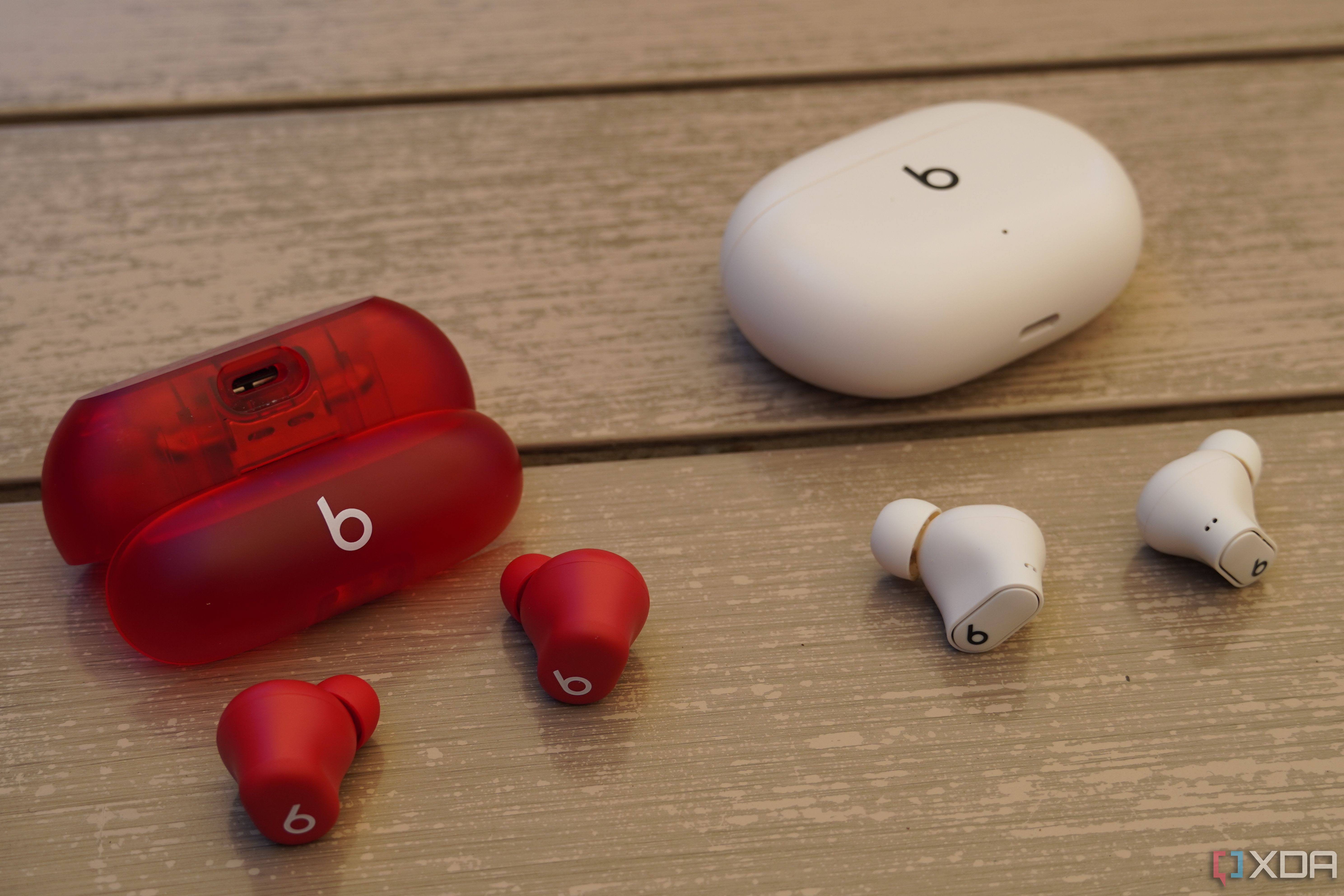 Comparación de los Beats Solo Buds y los Beats Studio Buds+.