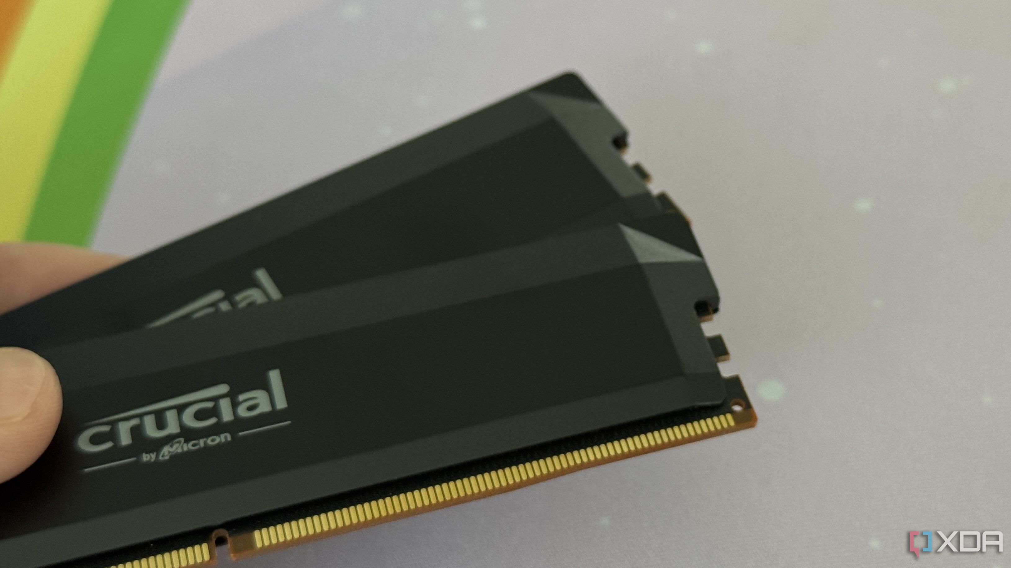 Kit de memoria RAM DDR5-6000 para overclocking de Crucial Pro que muestra un diseño plegado en los extremos