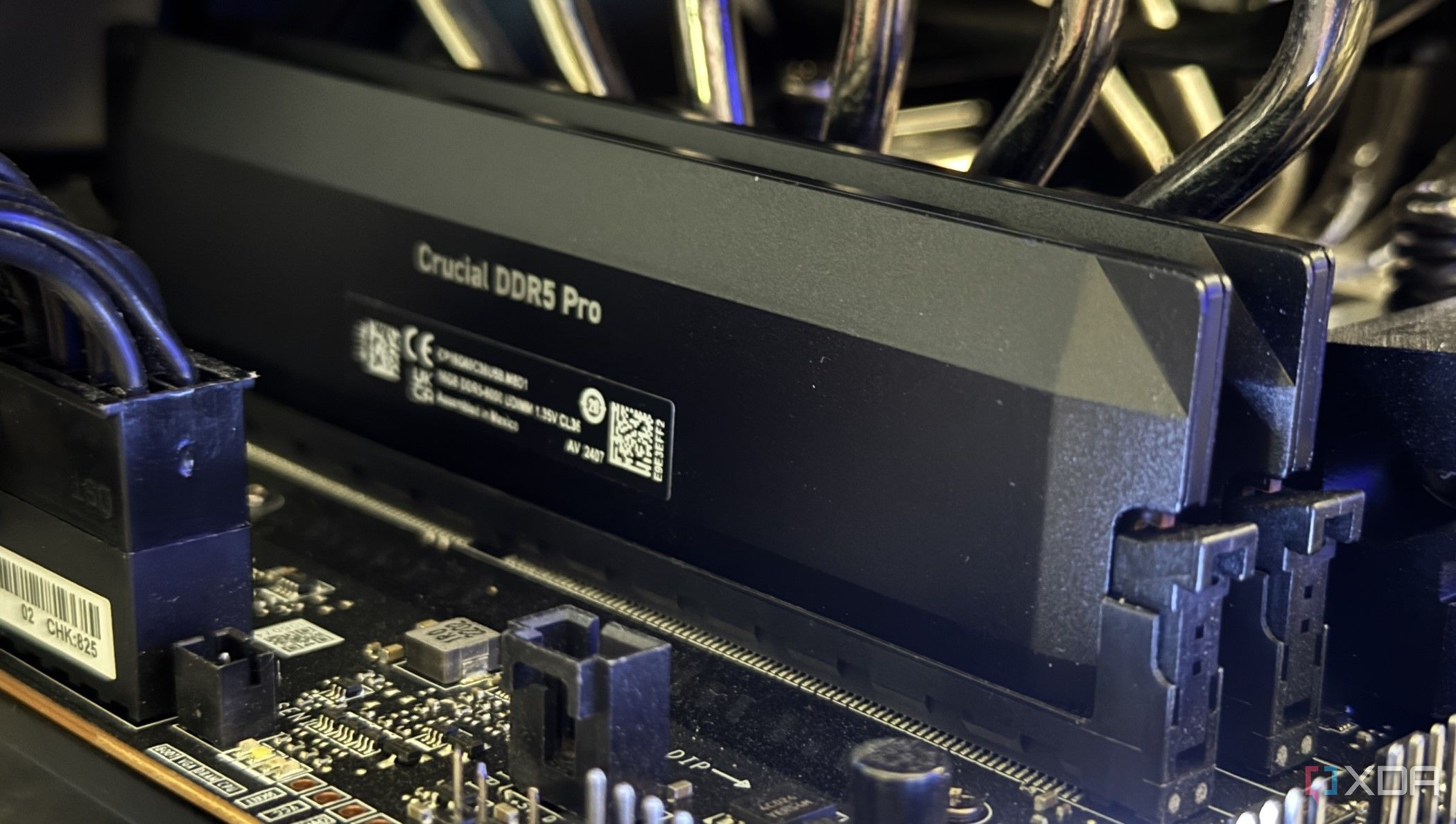 Crucial Pro Overclocking DDR5 instalado en una placa base visto de cerca