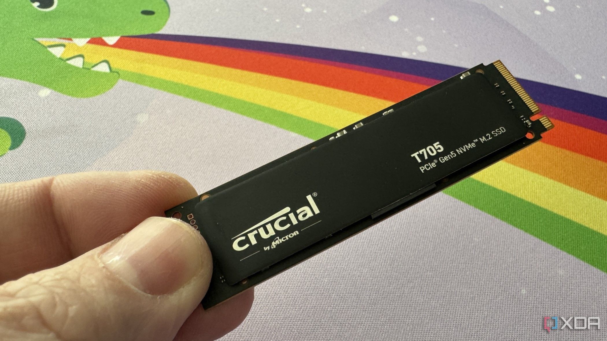 SSD crucial t705 sostenido con tres dedos