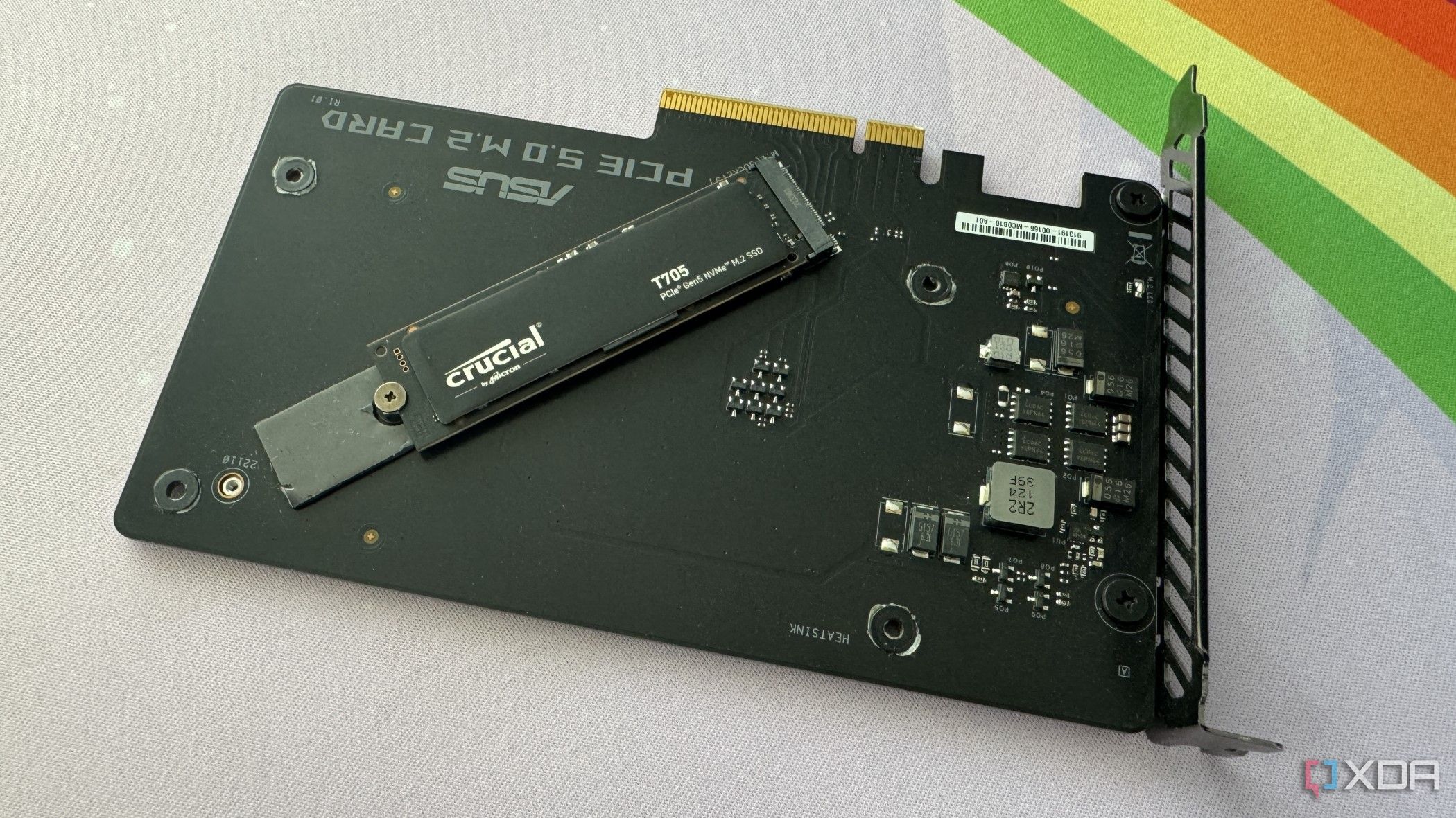 SSD crucial t705 montado en una tarjeta adaptadora pcie