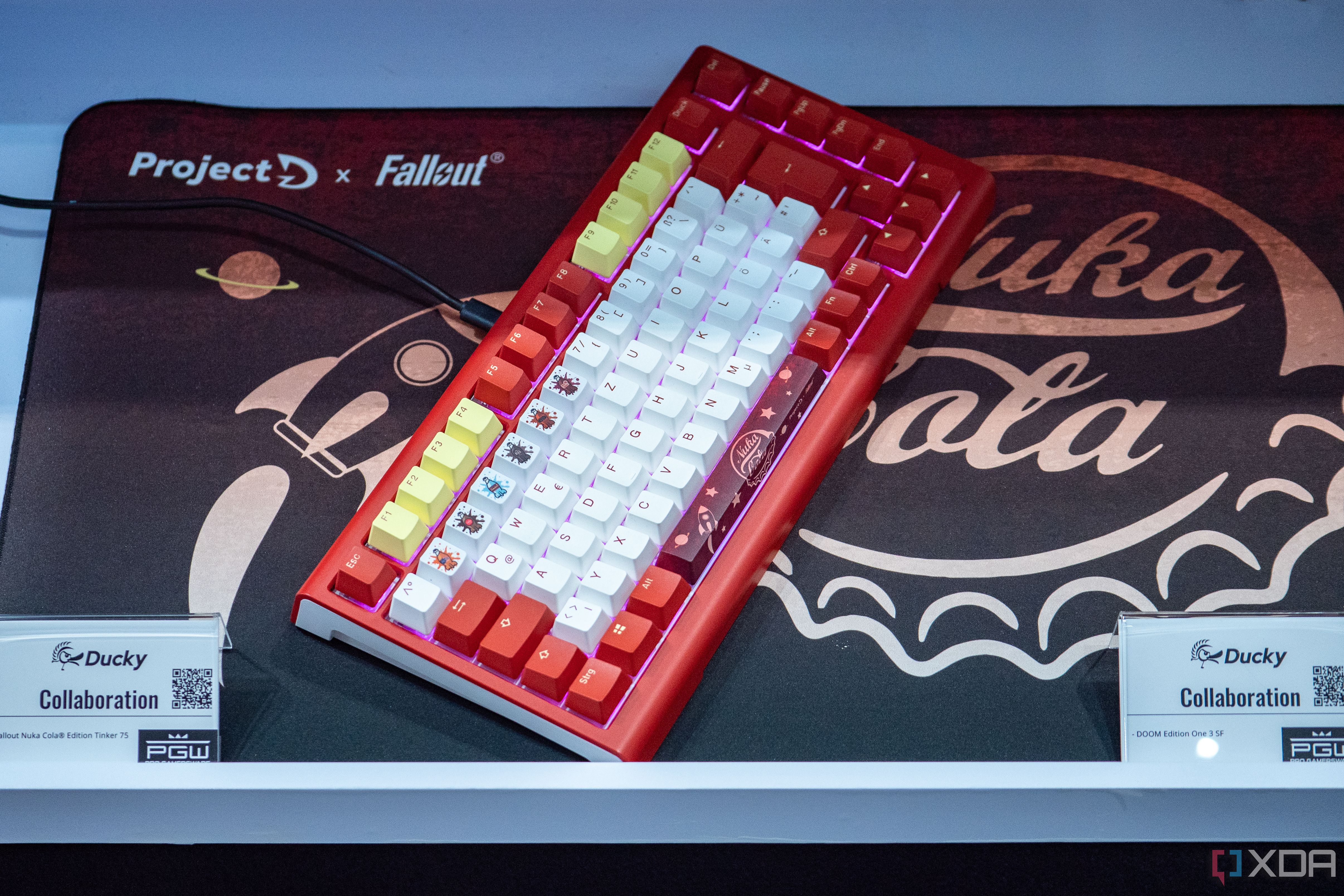 Teclado Fallout Nuka Cola de Ducky sobre una alfombrilla de ratón Nuka Cola