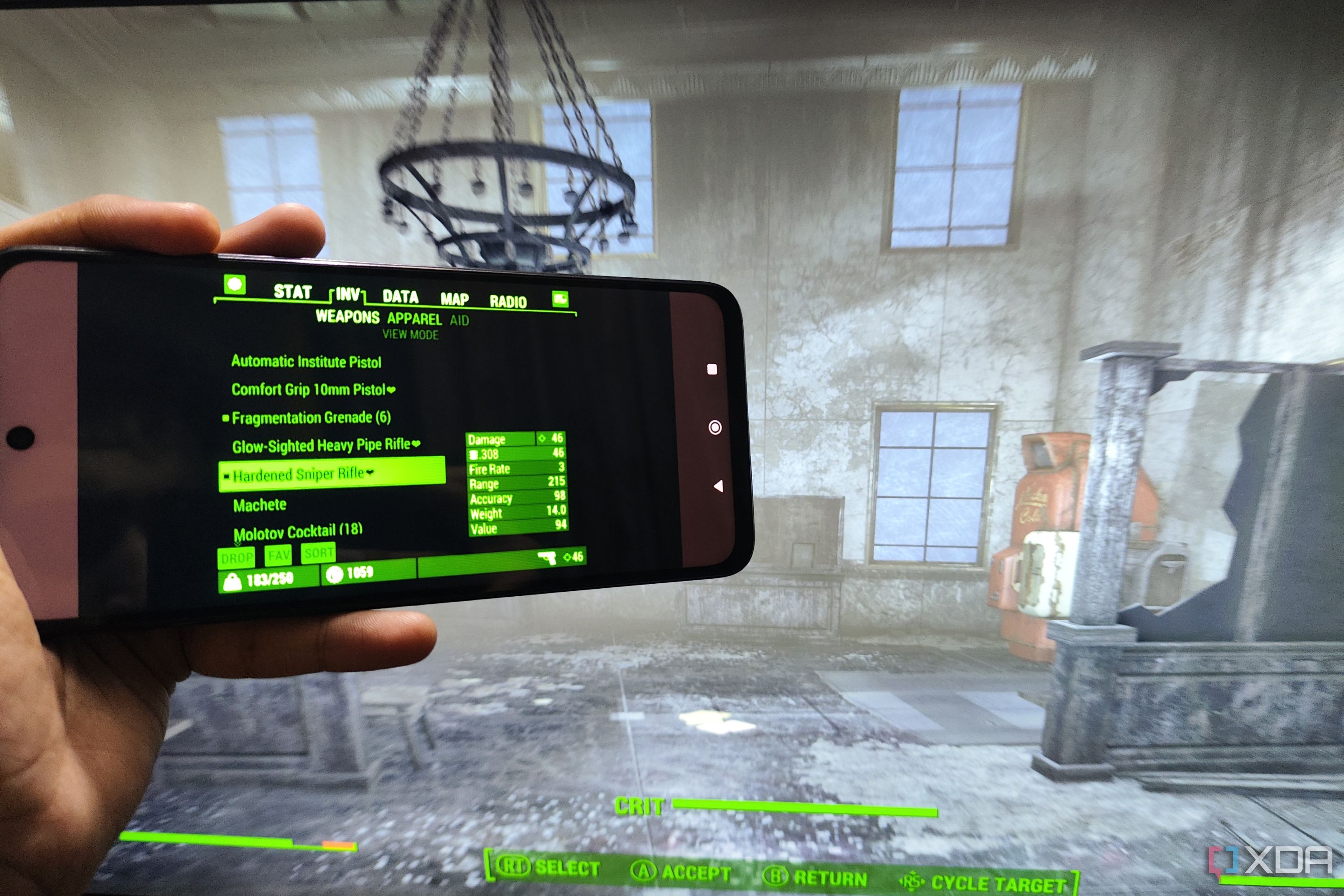 Человек, держащий Poco М6 Pro запуск приложения-компаньона Pip-Boy, при этом Fallout 4 работает в фоновом режиме