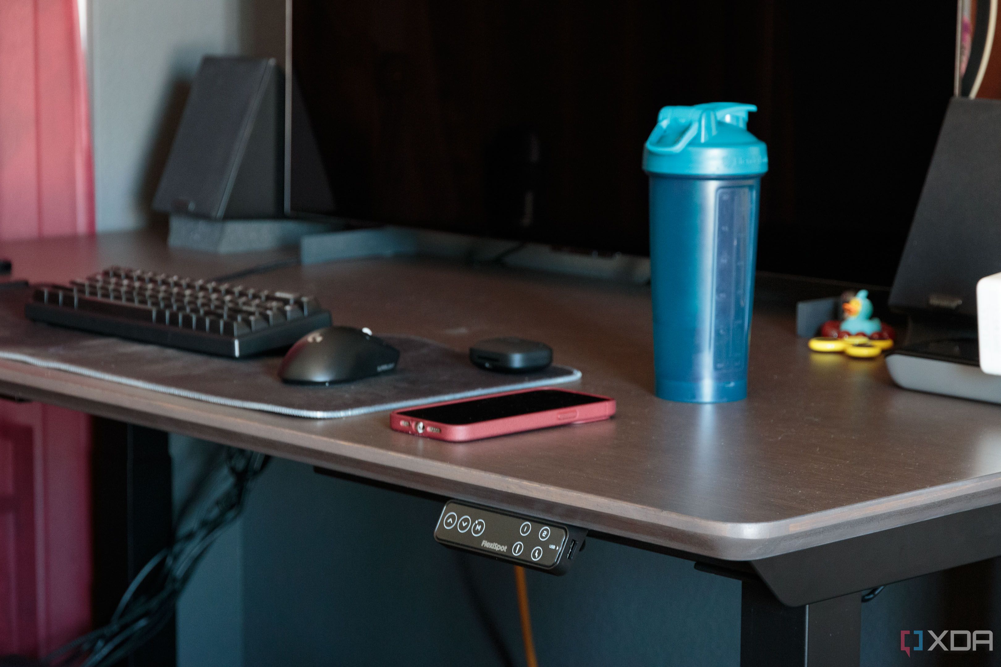 FlexiSpot E7 Plus review: A powerful standing desk without