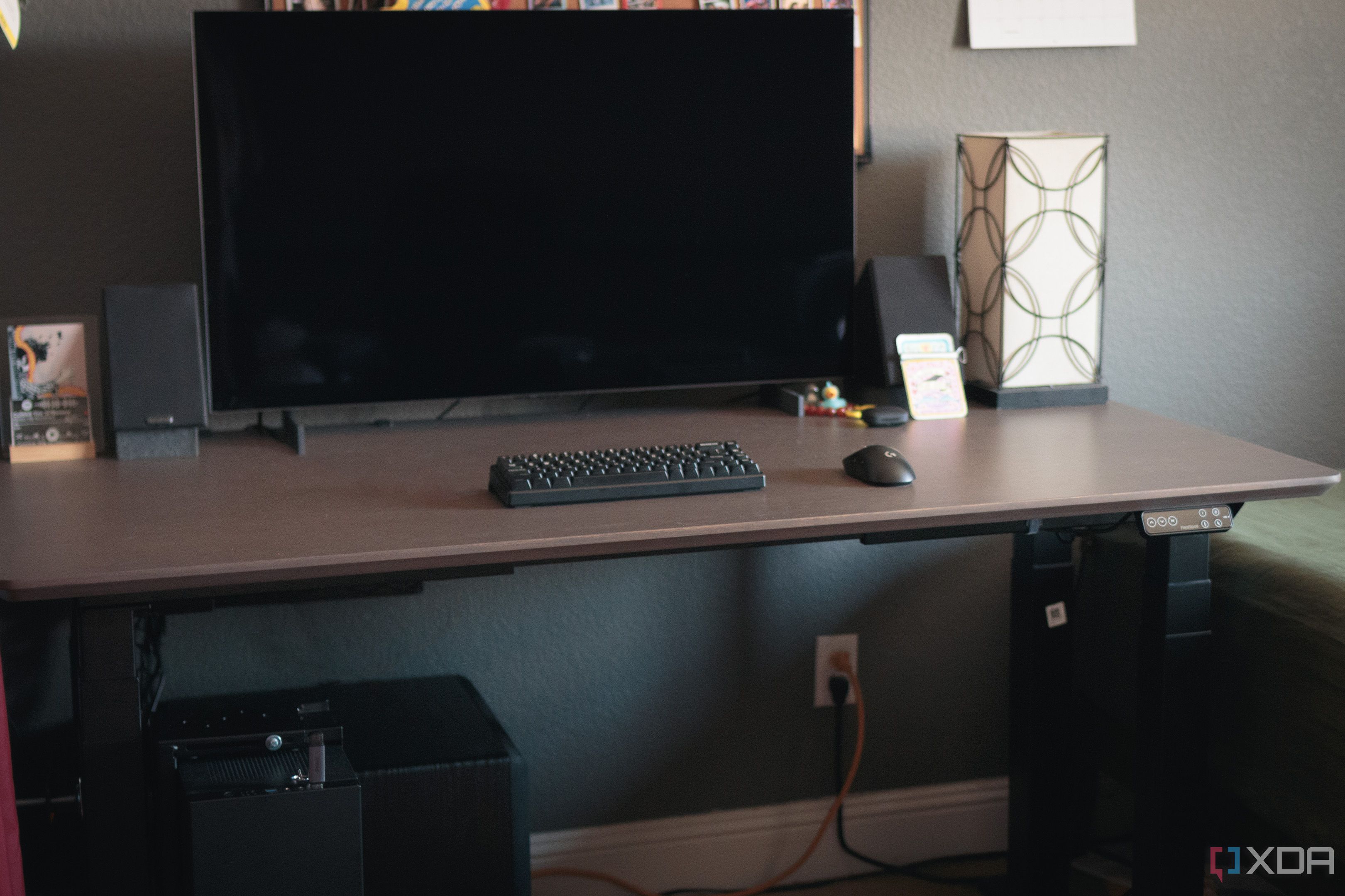 A photo of a workstation on the FlexiSpot E7 Plus desk.