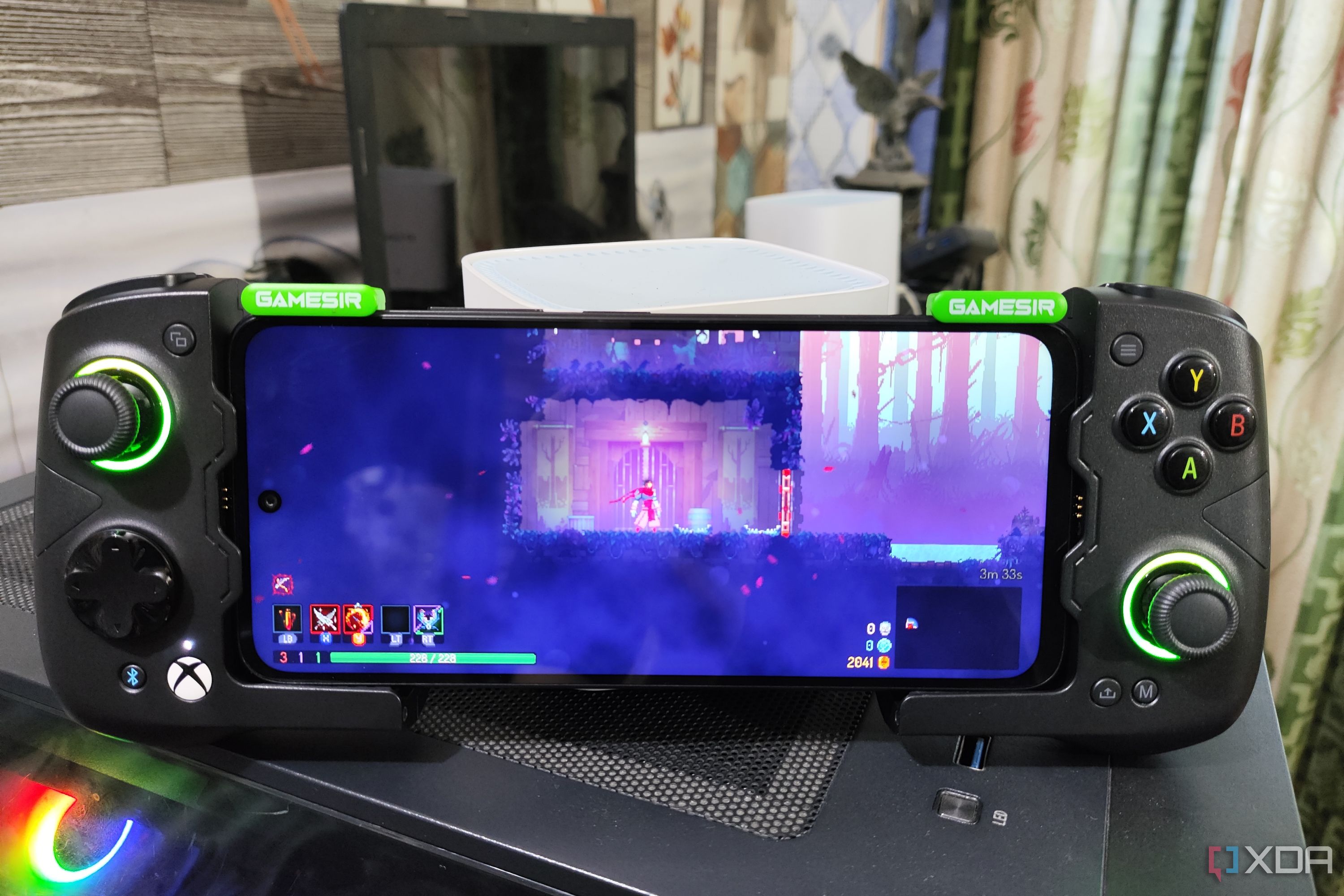 Dead Cells (Android) ejecutándose en un Poco M6 Pro, con el teléfono conectado a un controlador GameSir X4 Aileron