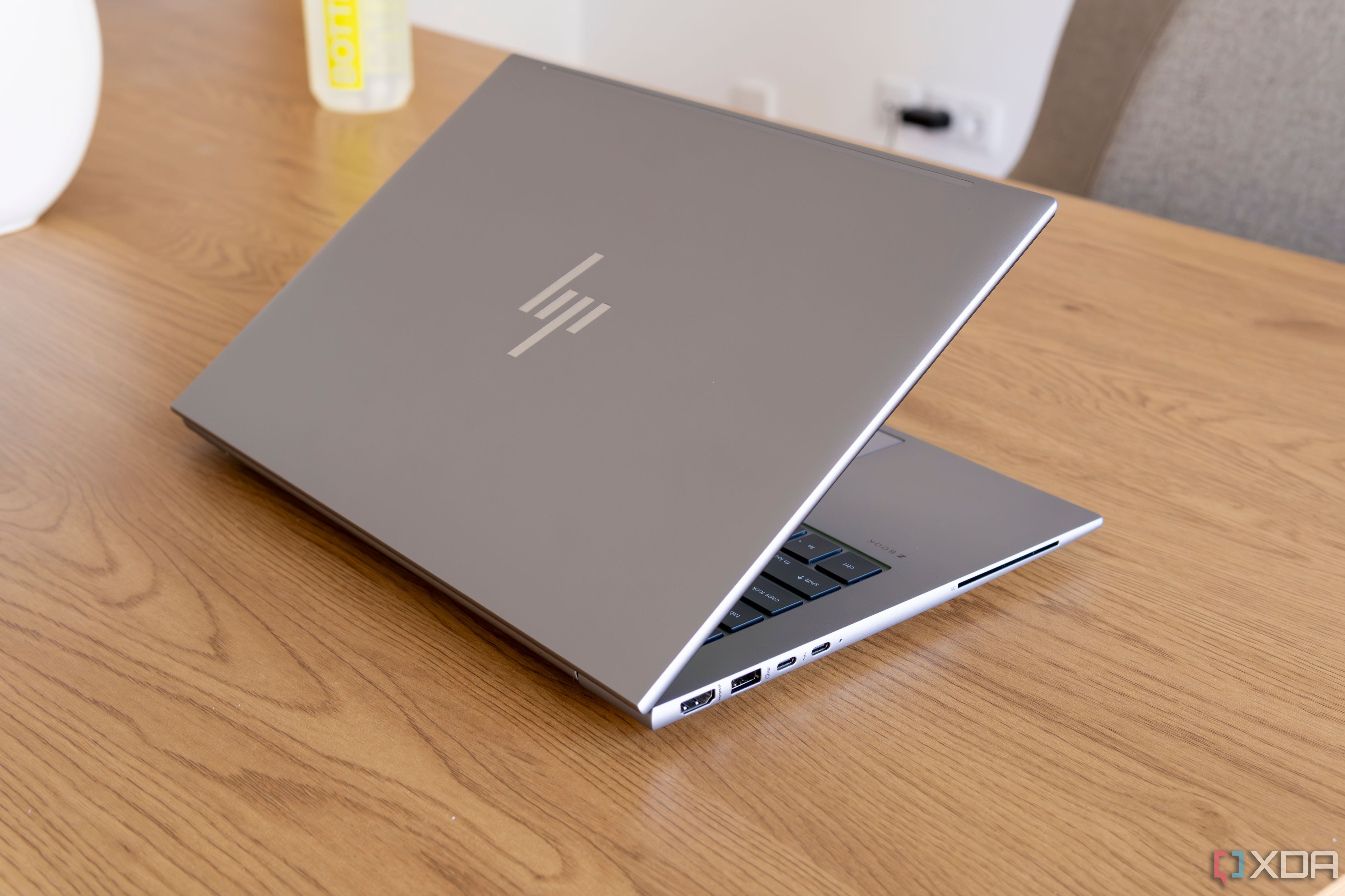 Vista lateral en ángulo de la HP ZBook Firefly 14 G11 que muestra los puertos en el lado izquierdo de la computadora portátil