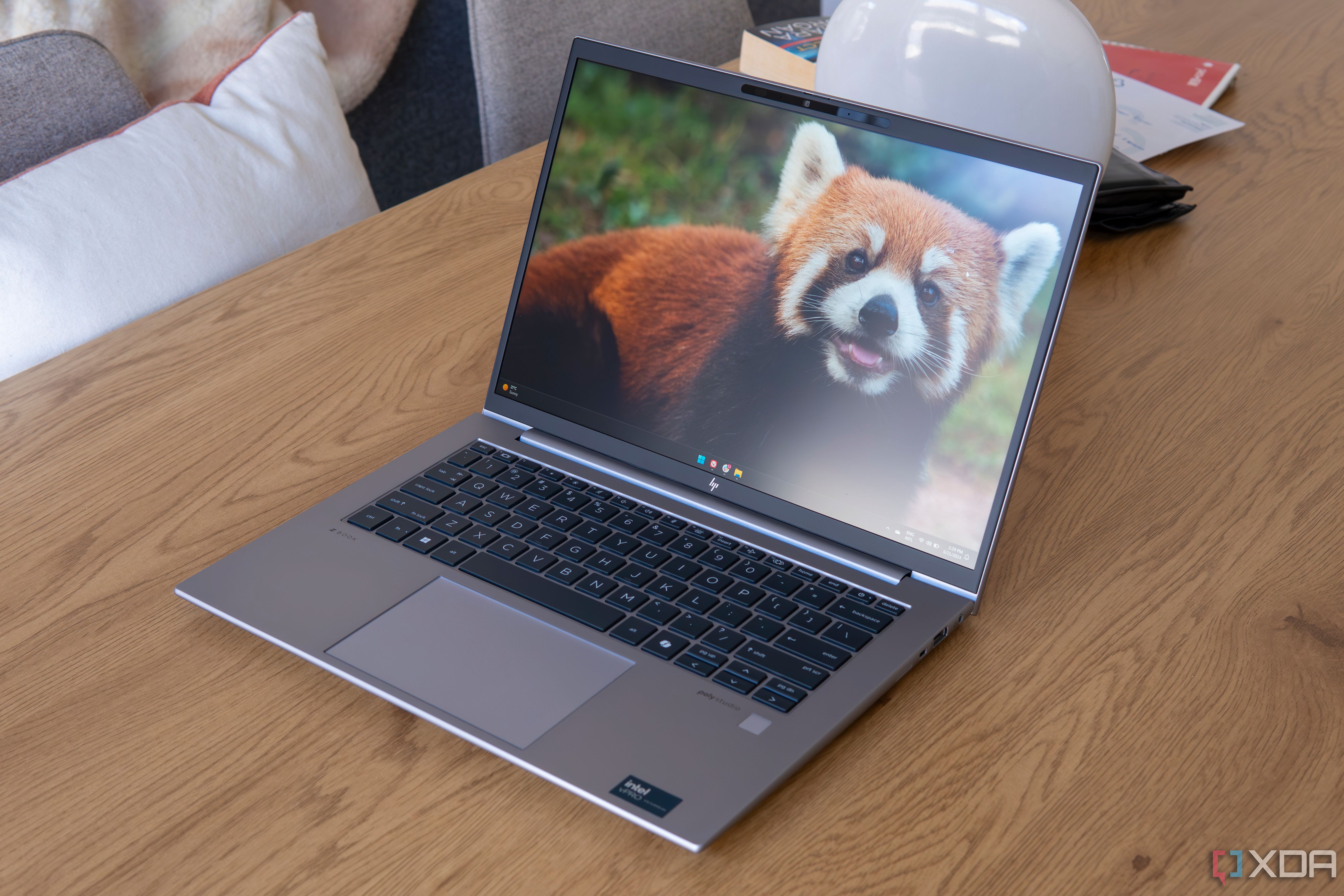 Vista en ángulo de la HP ZBook Firefly 14 G11 que muestra el escritorio de Windows 11