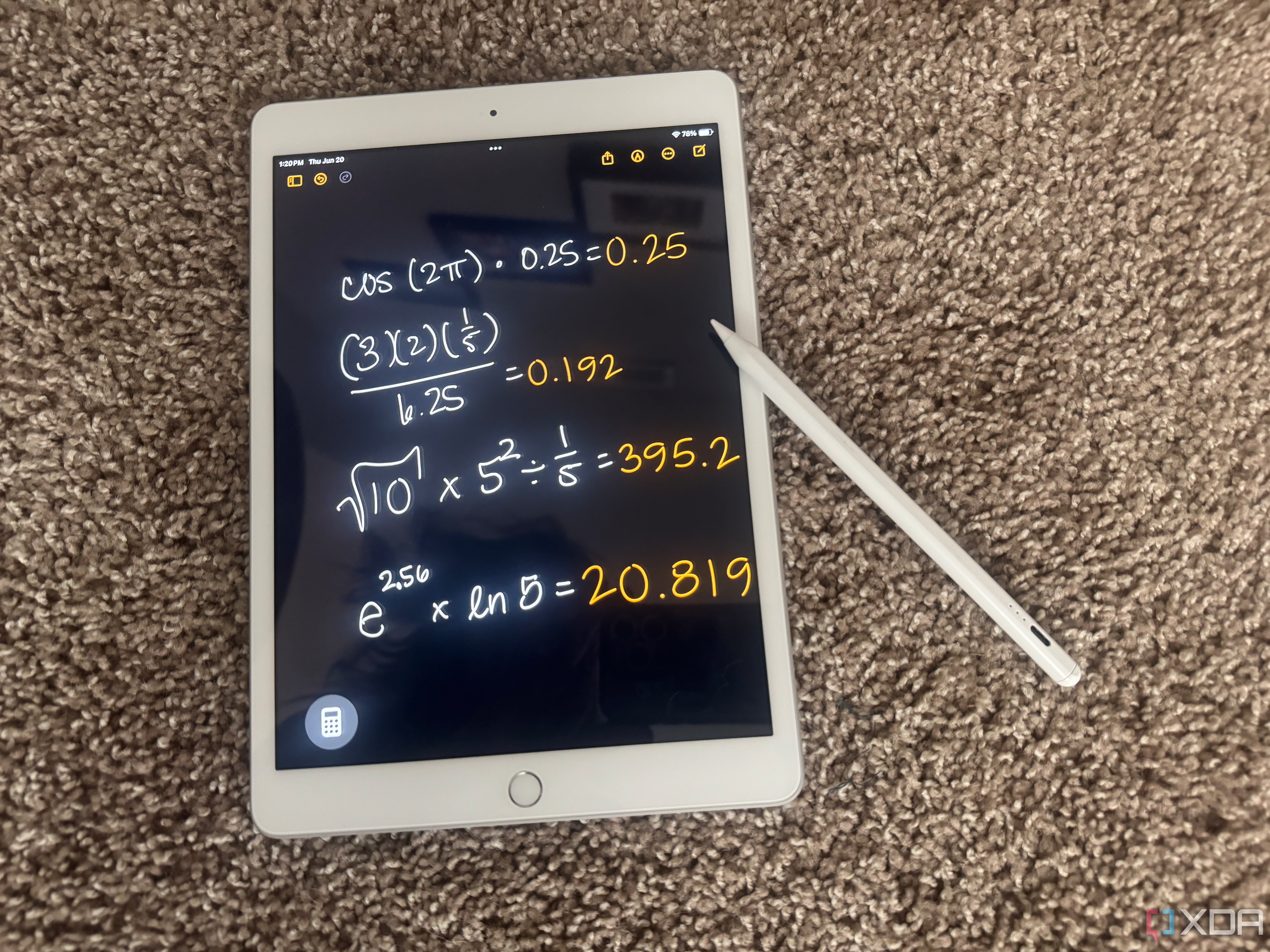 Fotografía de iPad que muestra notas matemáticas en la aplicación de calculadora.