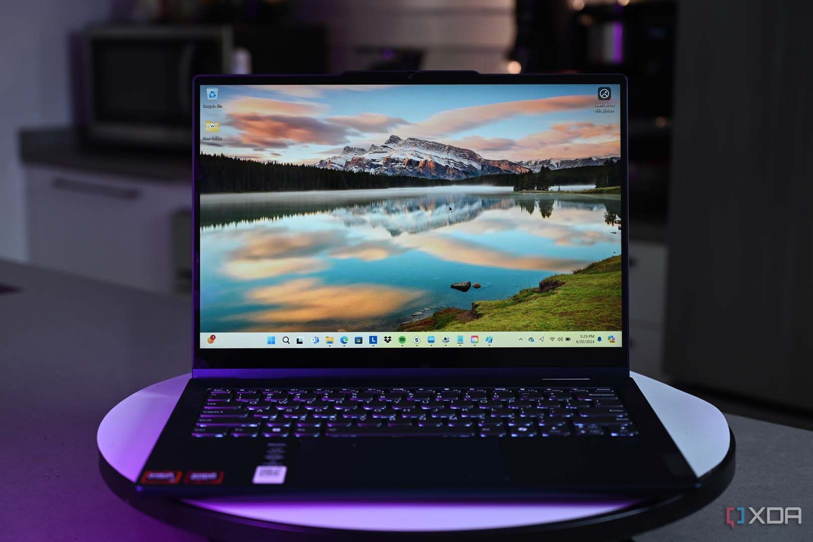 Lenovo IdeaPad 5 2 en 1 14 AMD con cocina al fondo