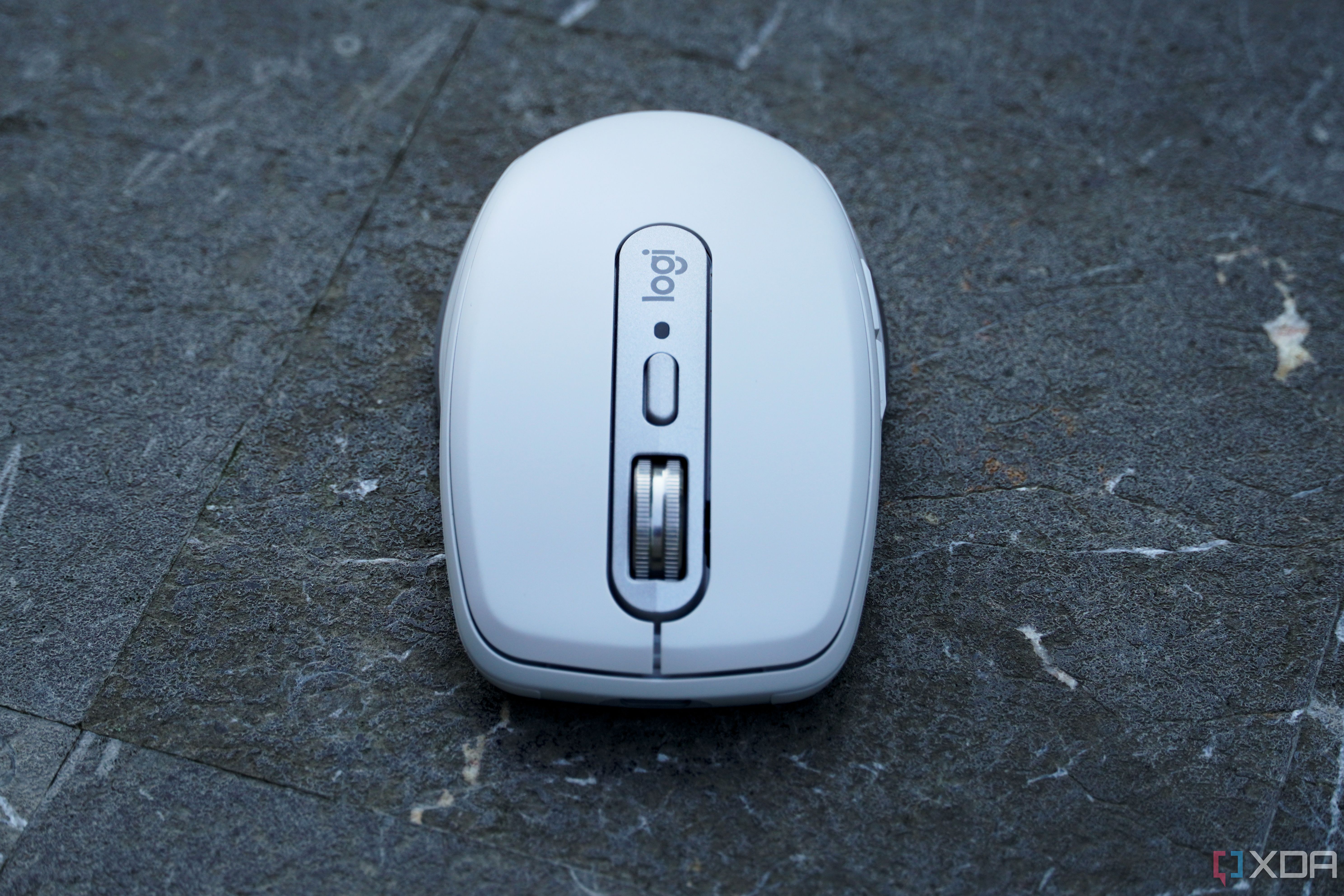 Una vista frontal del mouse Logitech MX Anywhere 3S.