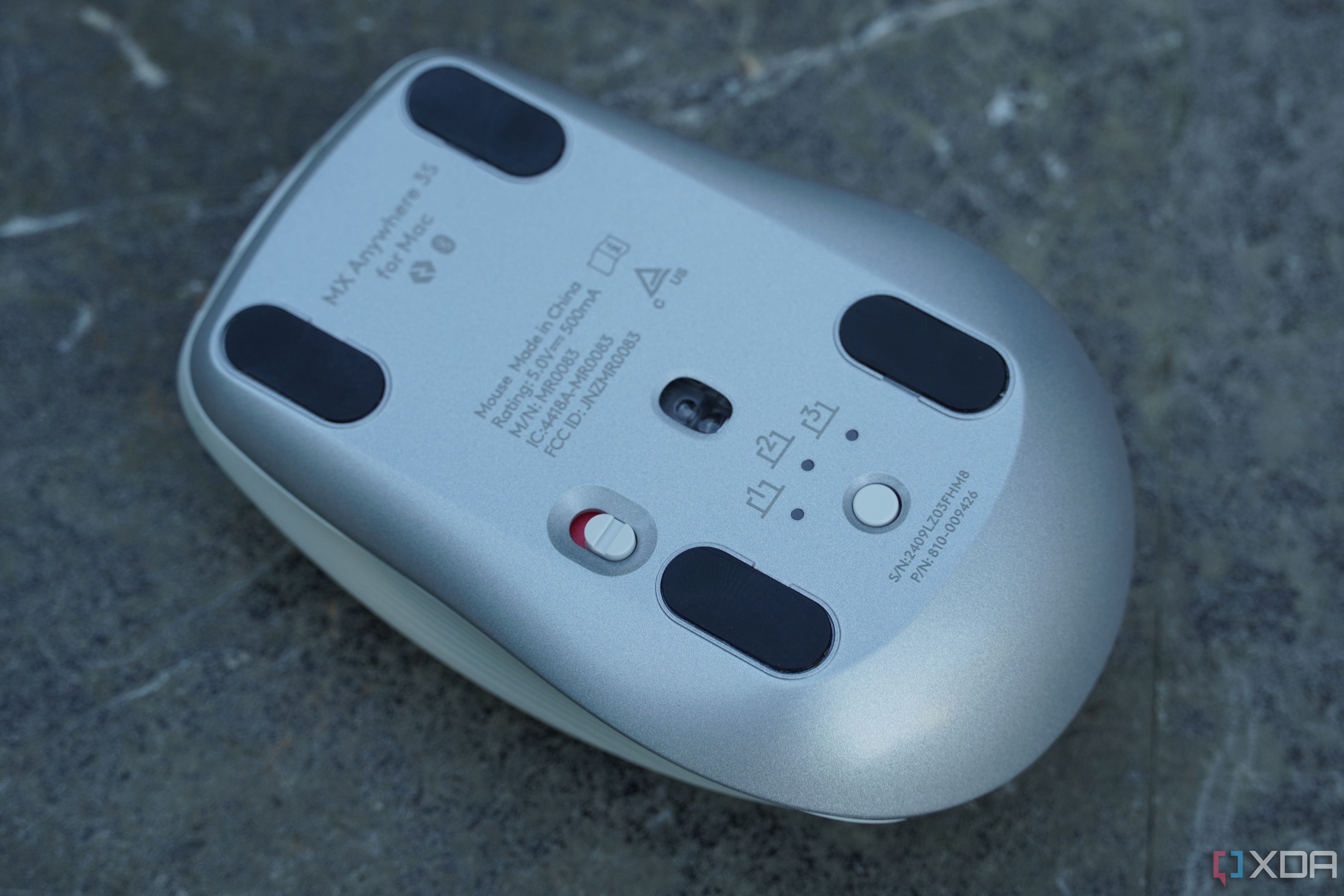 La parte inferior del mouse Logitech MX Anywhere 3S.