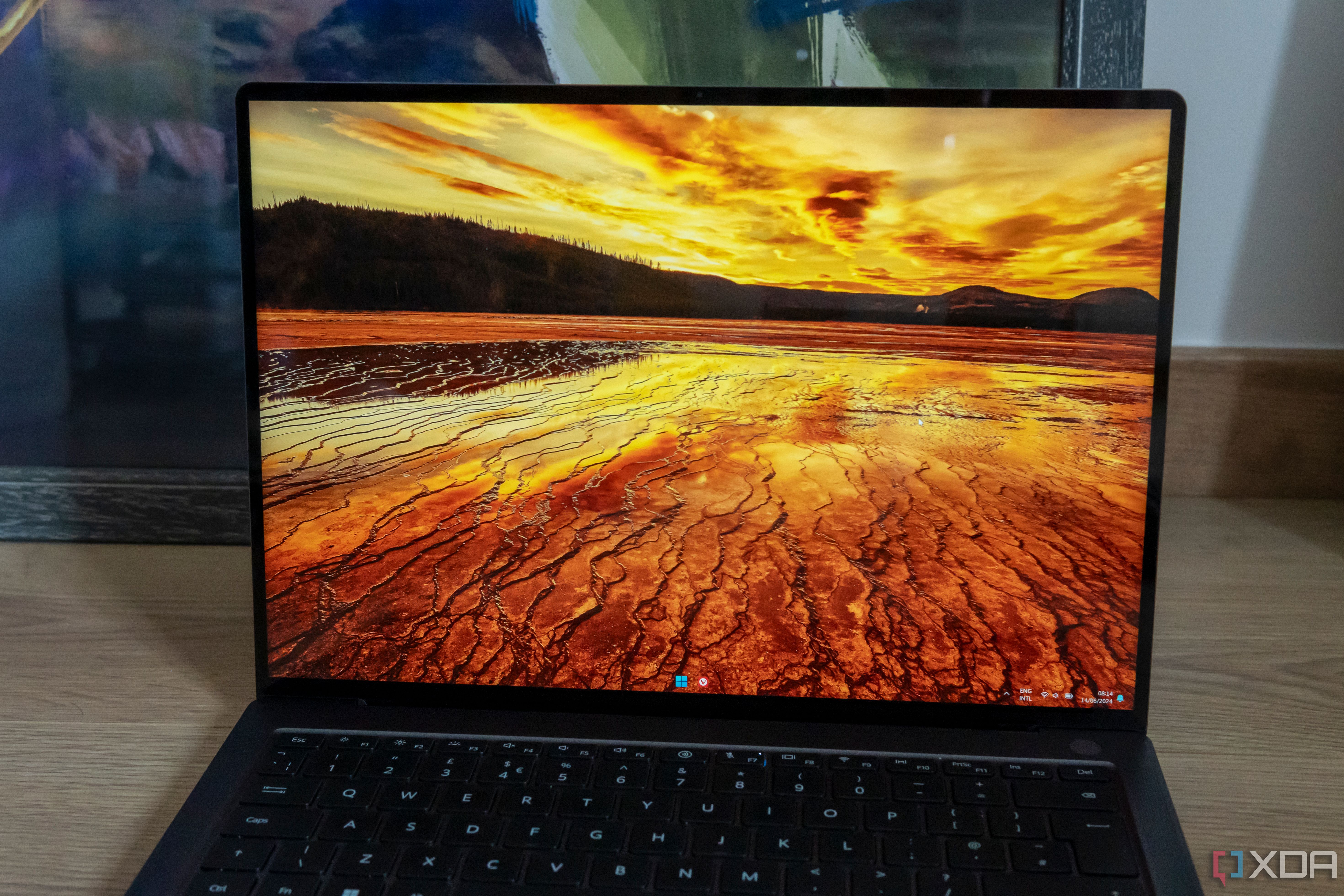 Una computadora portátil que muestra un escritorio de Windows 11 con una barra de tareas transparente y sin íconos