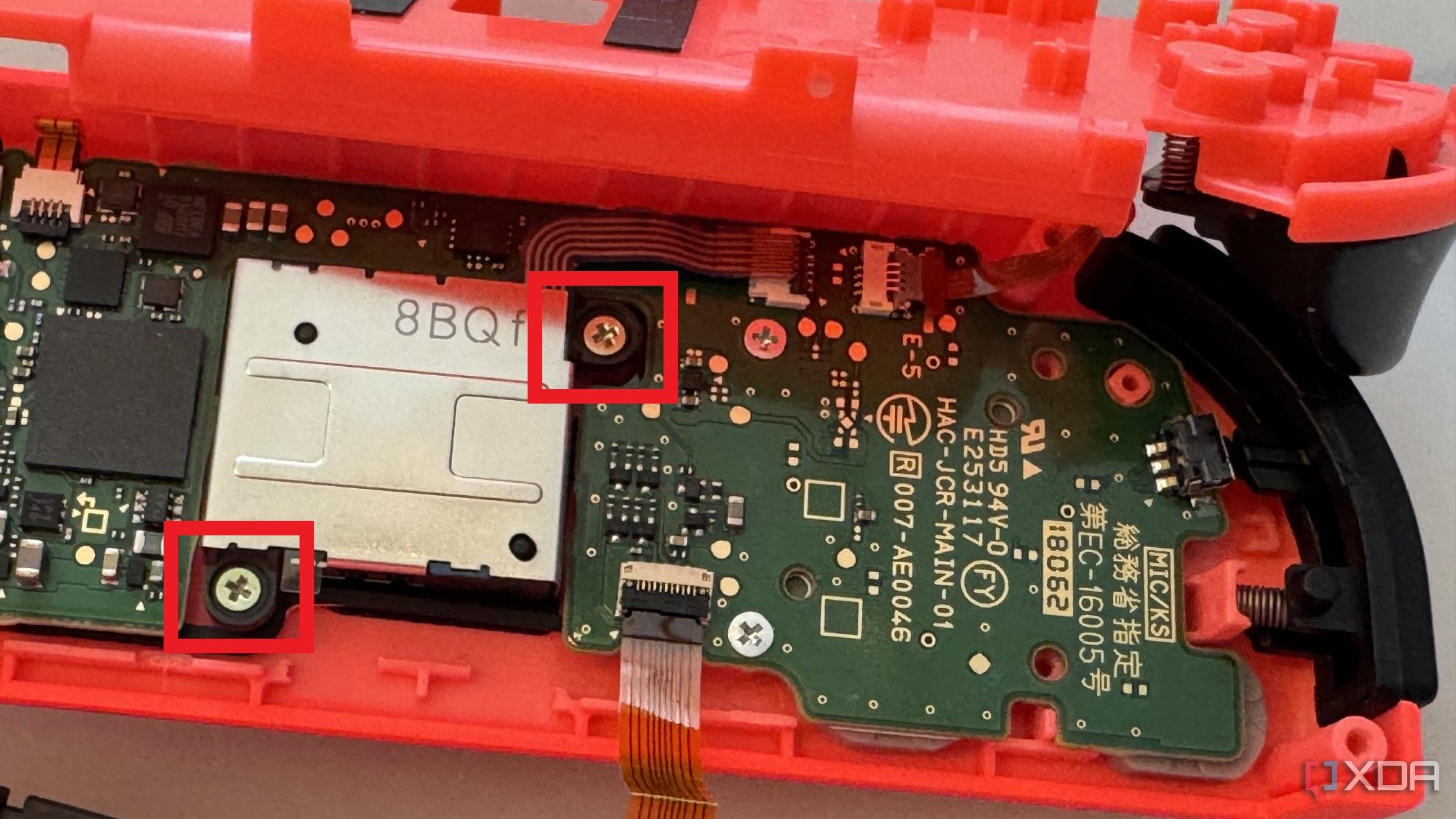 Placa base del Joy-Con derecho que muestra los tornillos que sujetan el joystick