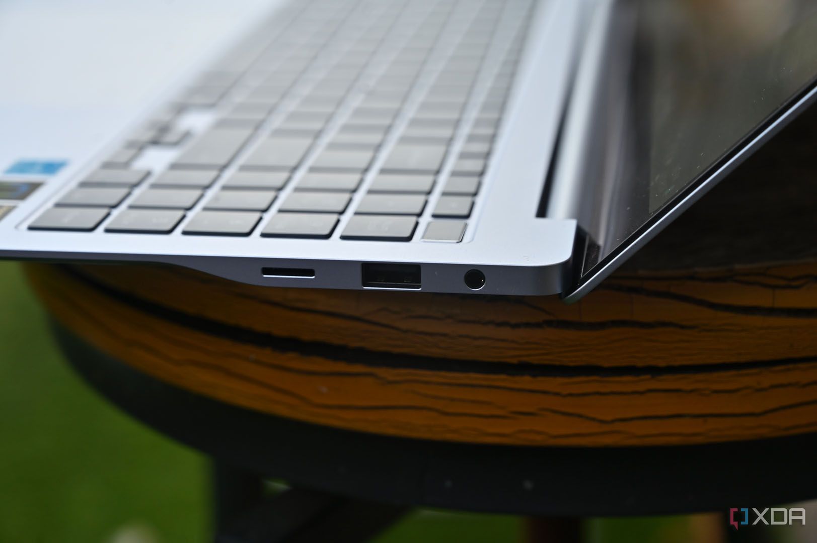 Right ports of the Samsung Galaxy Book 4 Edge