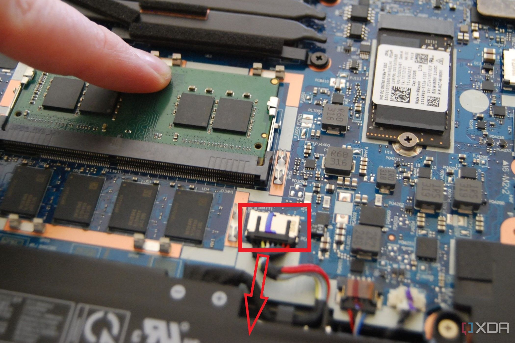 Thinkpad e14 g5 con el conector de batería resaltado