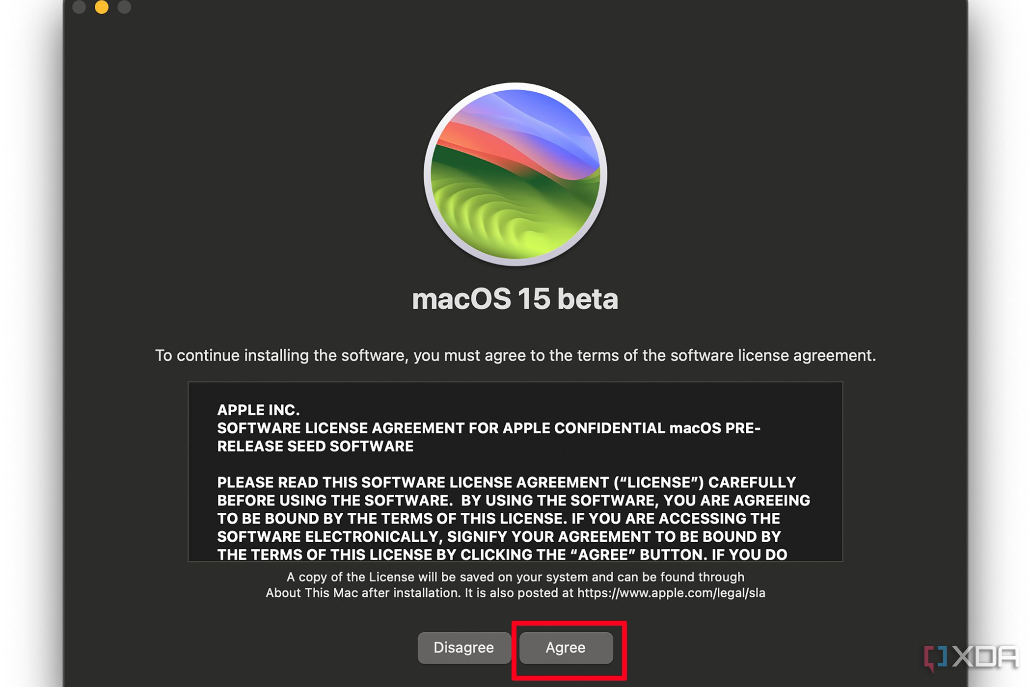 Instalación de la versión beta de macOS 15 en una Mac que muestra los términos del acuerdo de licencia de software y la opción Aceptar seleccionada.