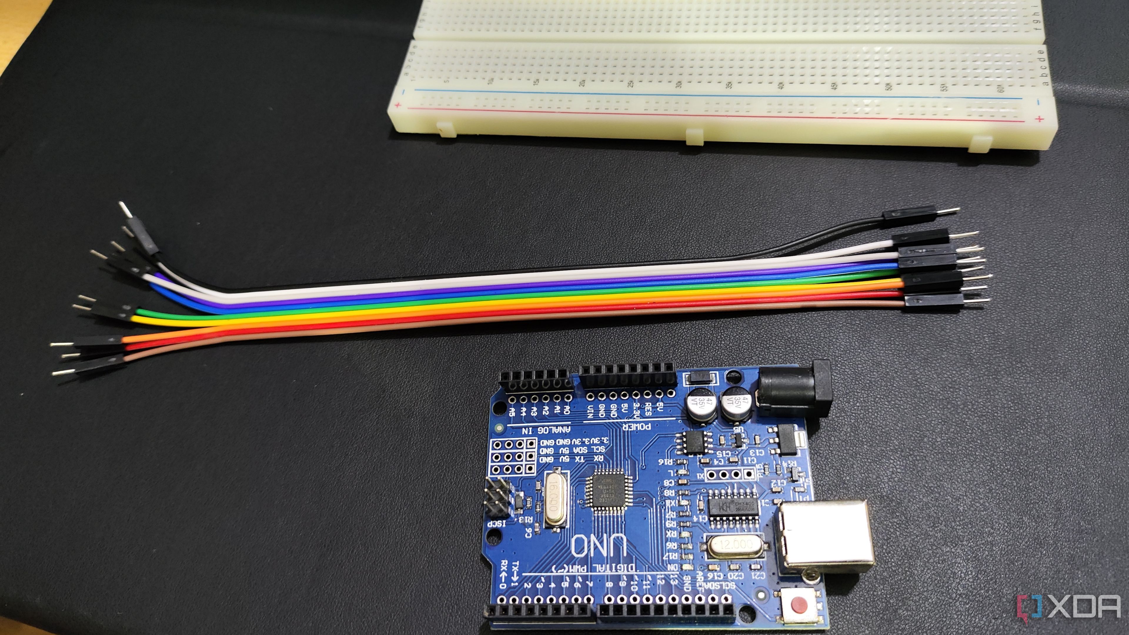 Un Arduino Uno con algunos cables puente y una placa de pruebas