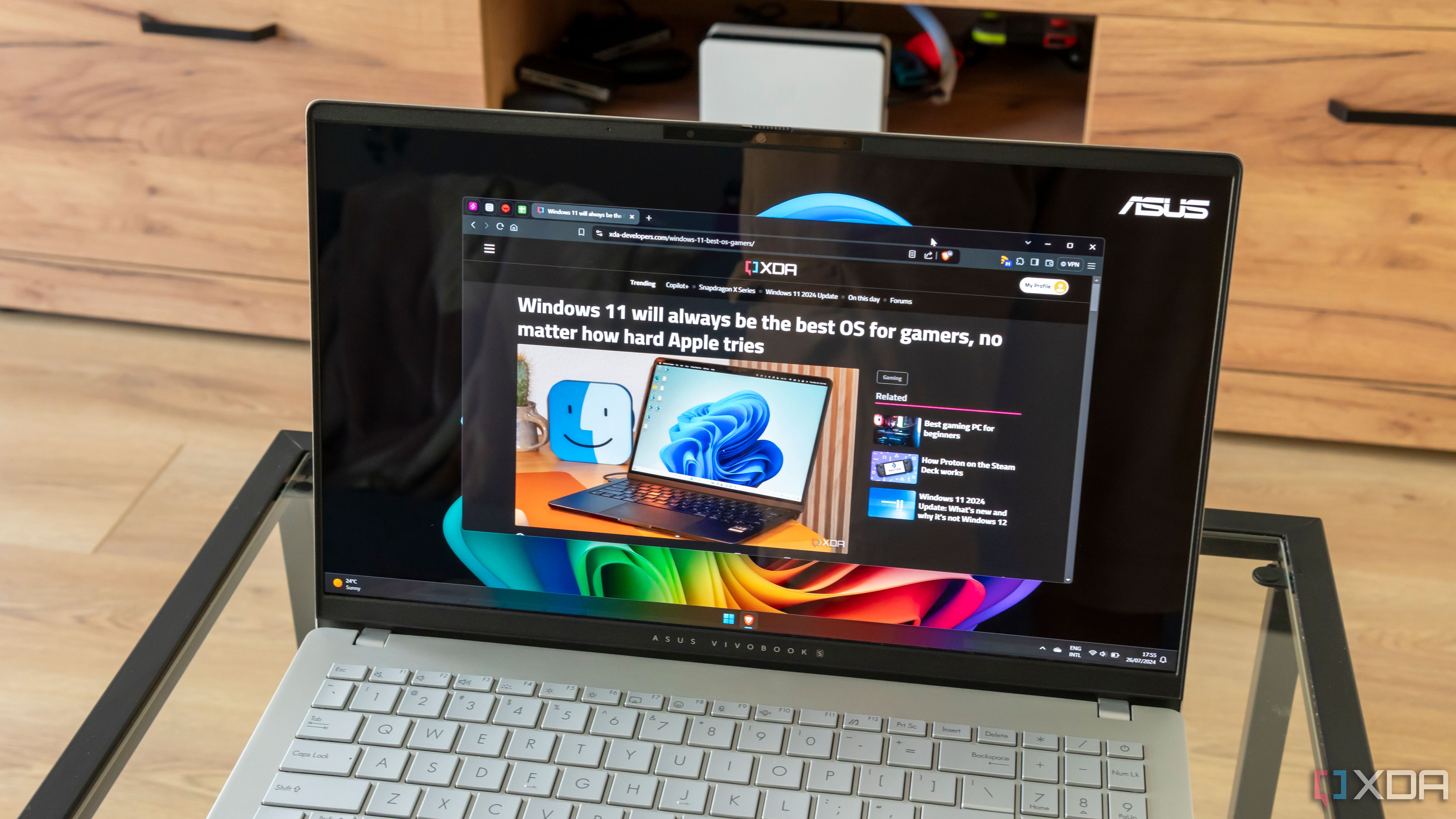 Vista en ángulo del Asus Vivobook S 15 que muestra un artículo de XDA en Brave Browser