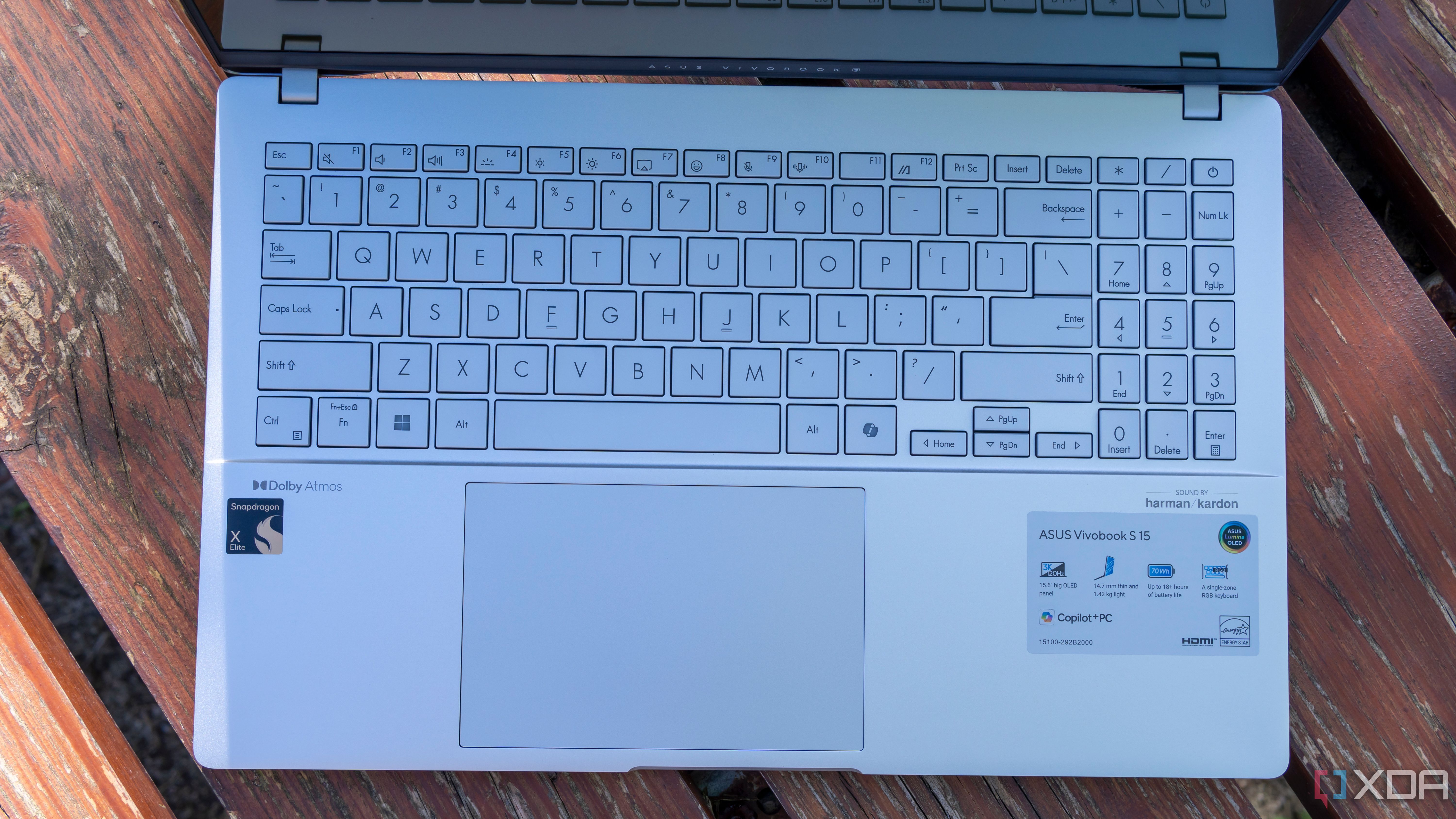 Vista de arriba hacia abajo del teclado y el panel táctil del Asus Vivobook S 15