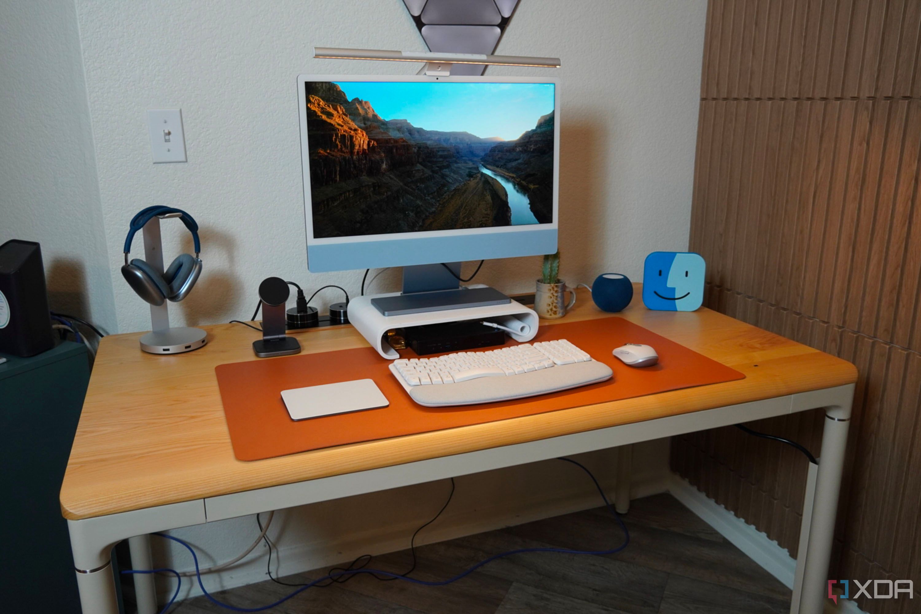 El SmartDesk autónomo Levitate en una oficina en casa.