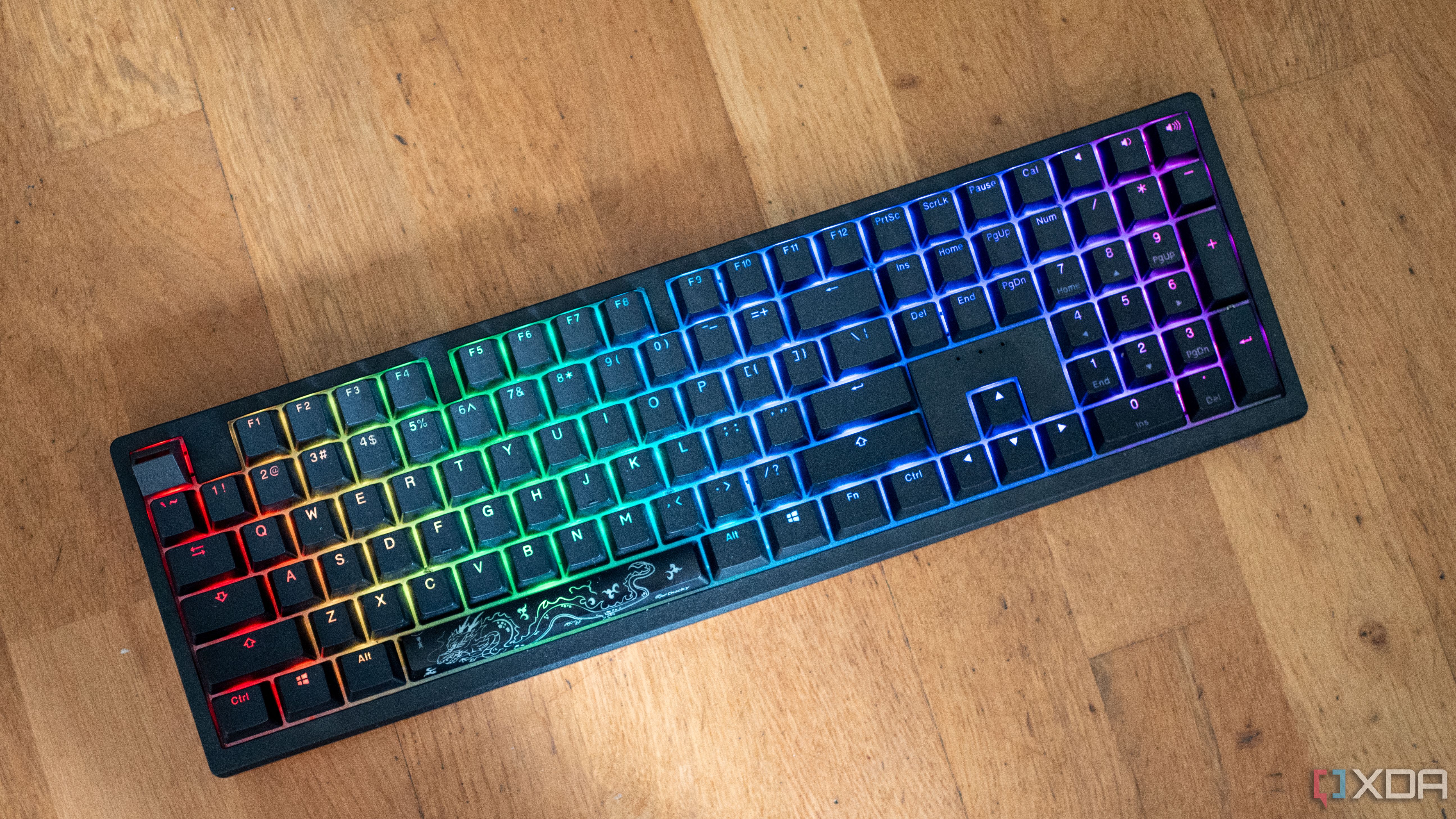 Teclado completo Ducky Zero 6108 sobre una mesa que muestra iluminación RGB