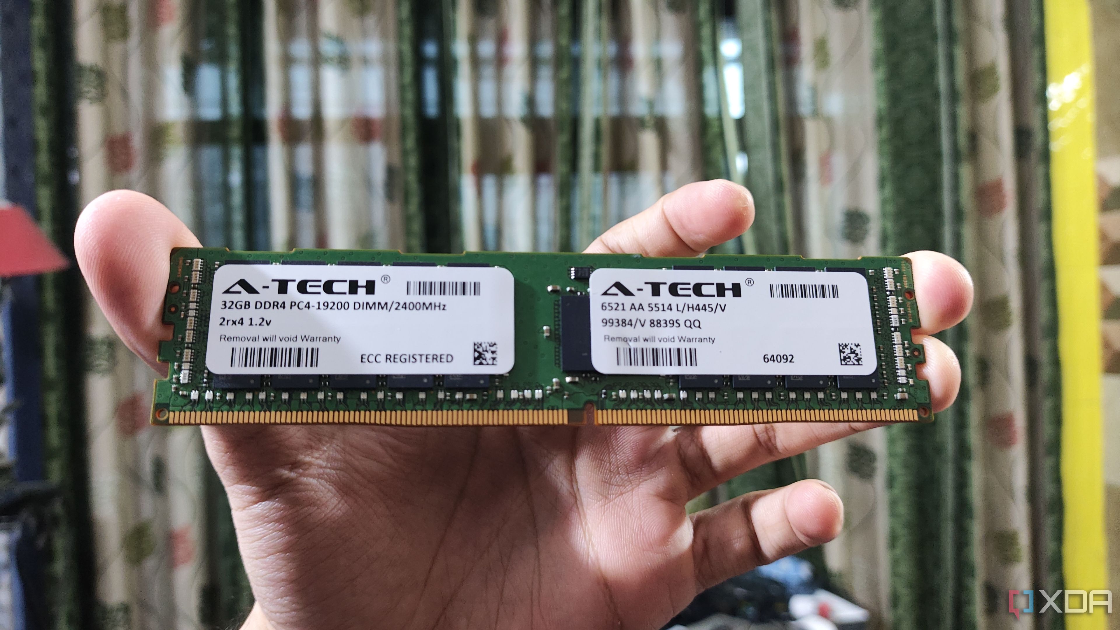 Una persona sosteniendo una memoria RAM DDR4 ECC de 32 GB