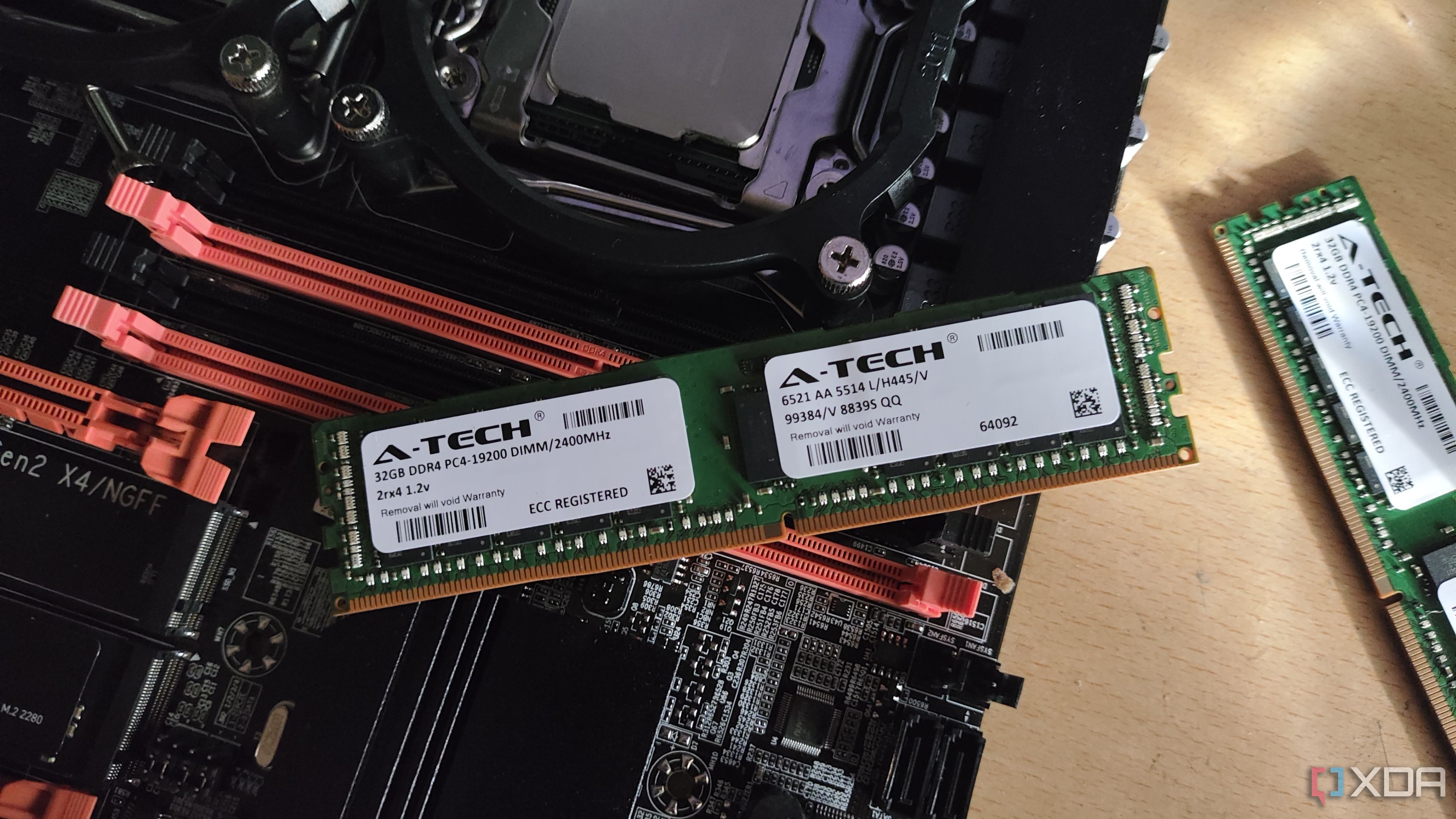 Una memoria RAM ECC de 32 GB colocada sobre una placa base de servidor X99