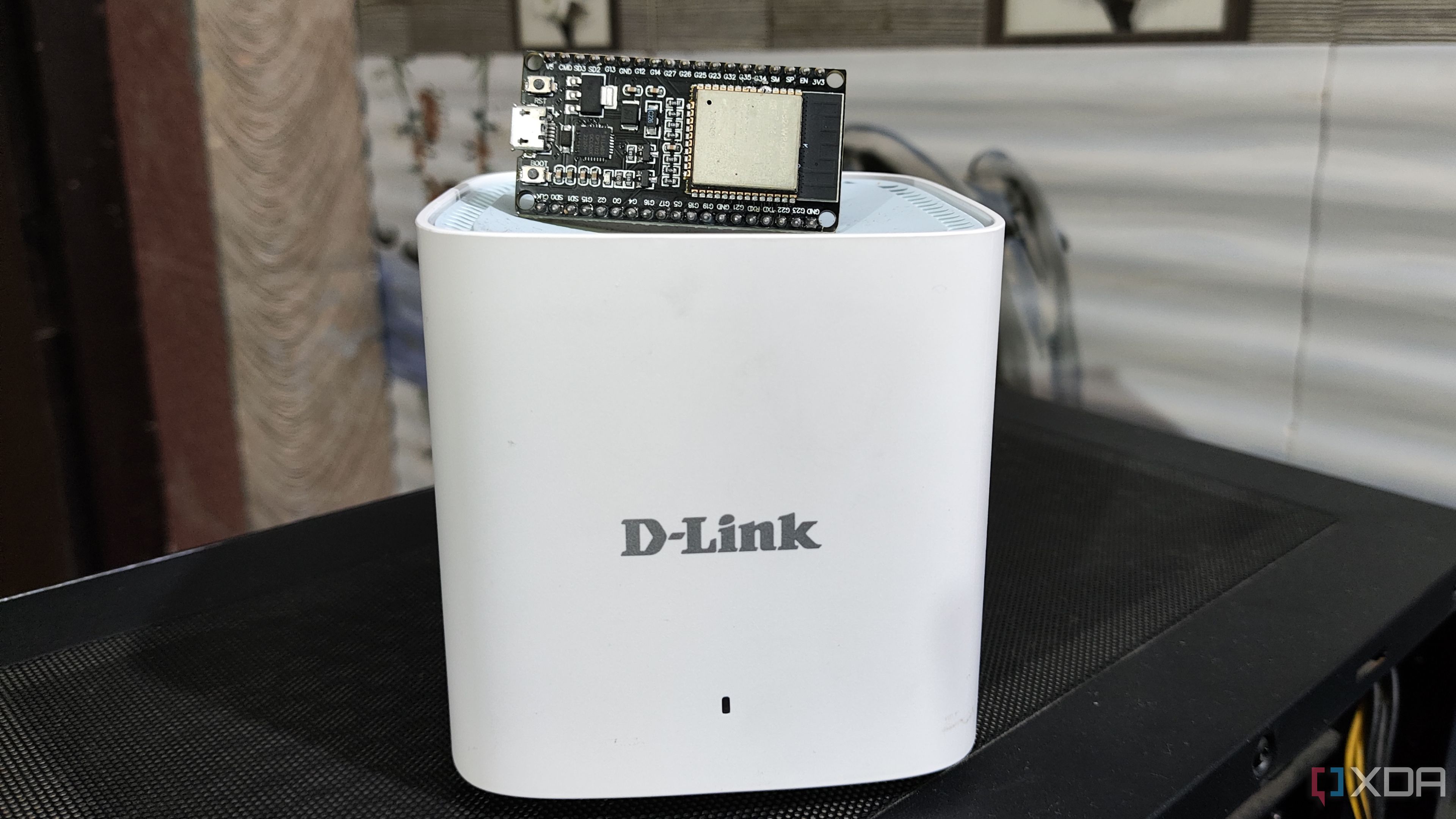 Un ESP32 sobre un enrutador de malla D-Link Eagle Pro