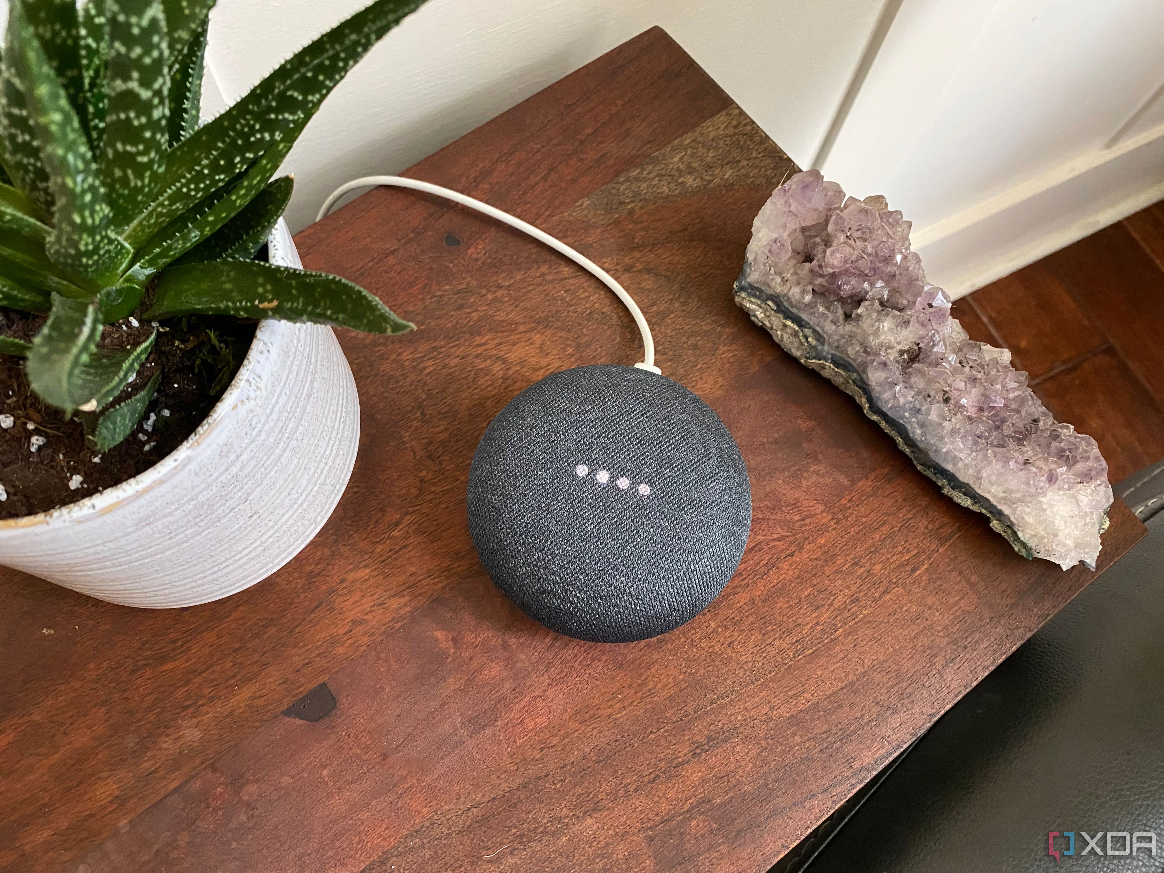 Un Google Home Mini sobre una mesa