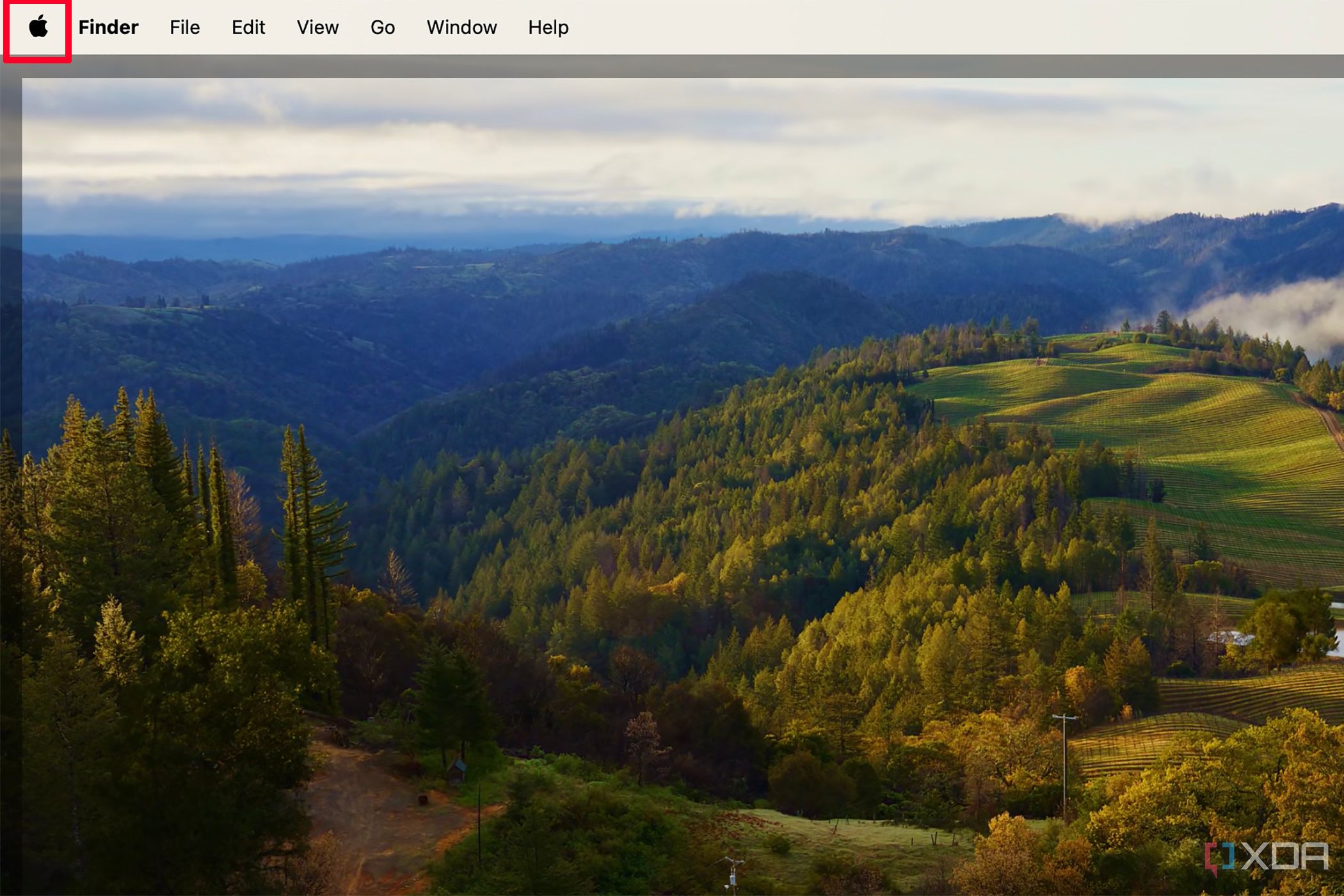 Una pantalla de MacBook con el icono de Apple seleccionado en la parte superior izquierda